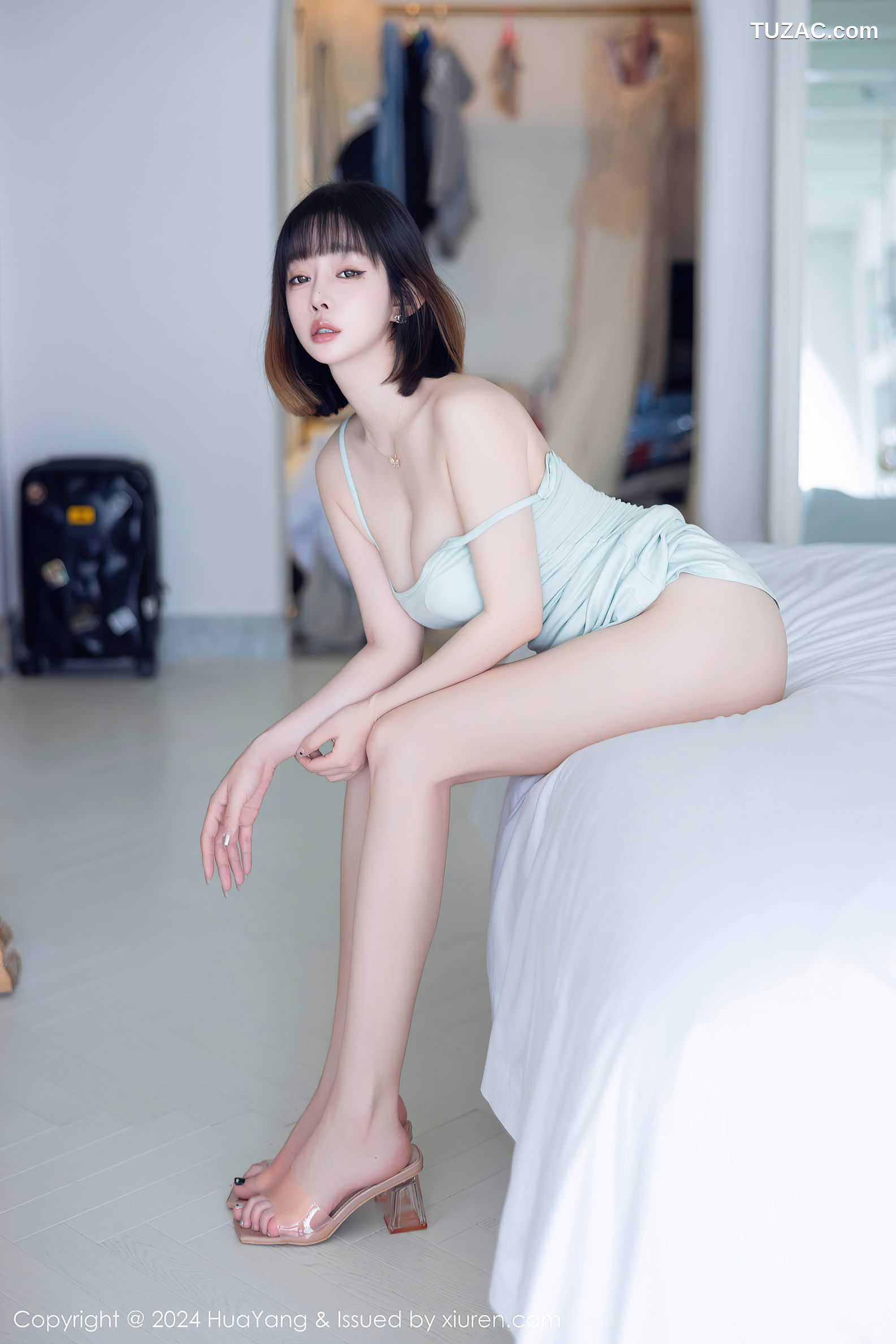 HuaYang花漾-586-王雨纯-淡绿吊带连衣裙-2024.06.28