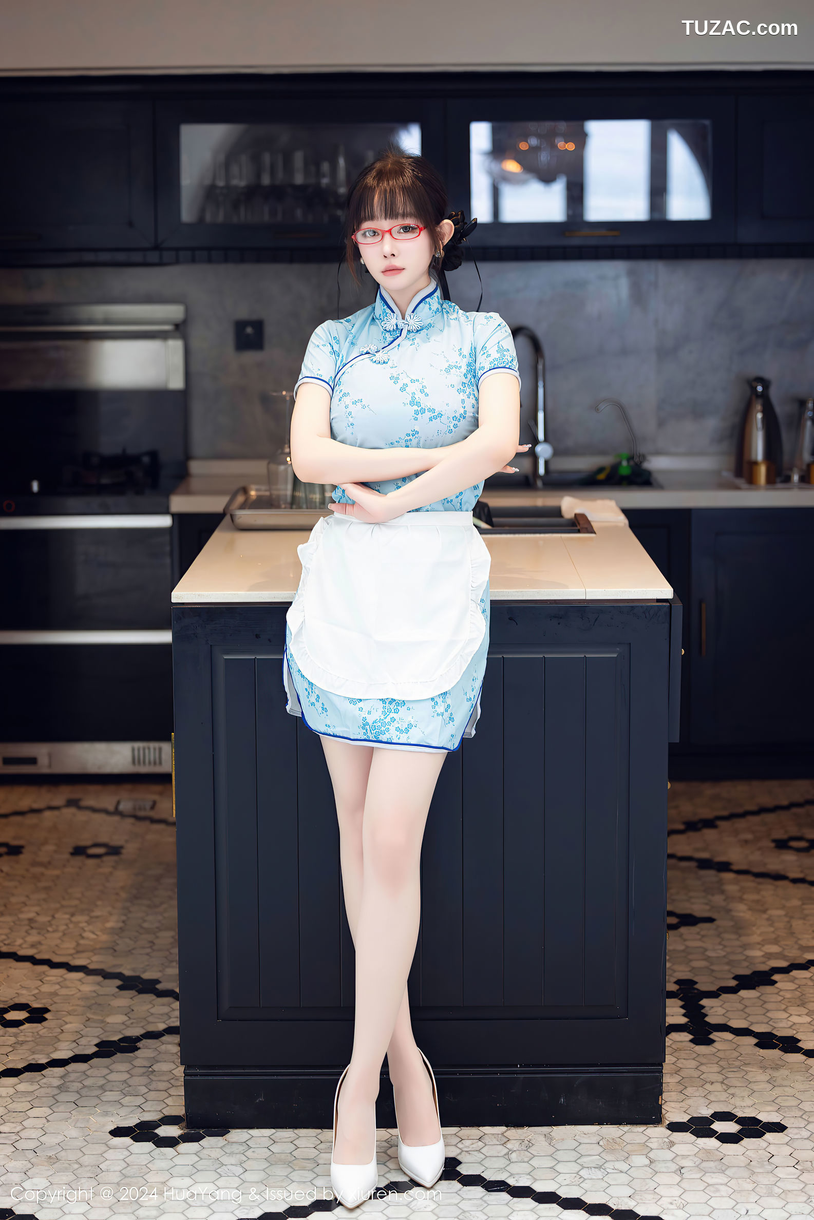 HuaYang花漾-593-王雨纯-湖蓝印花旗袍粉色内衣-2024.07.19