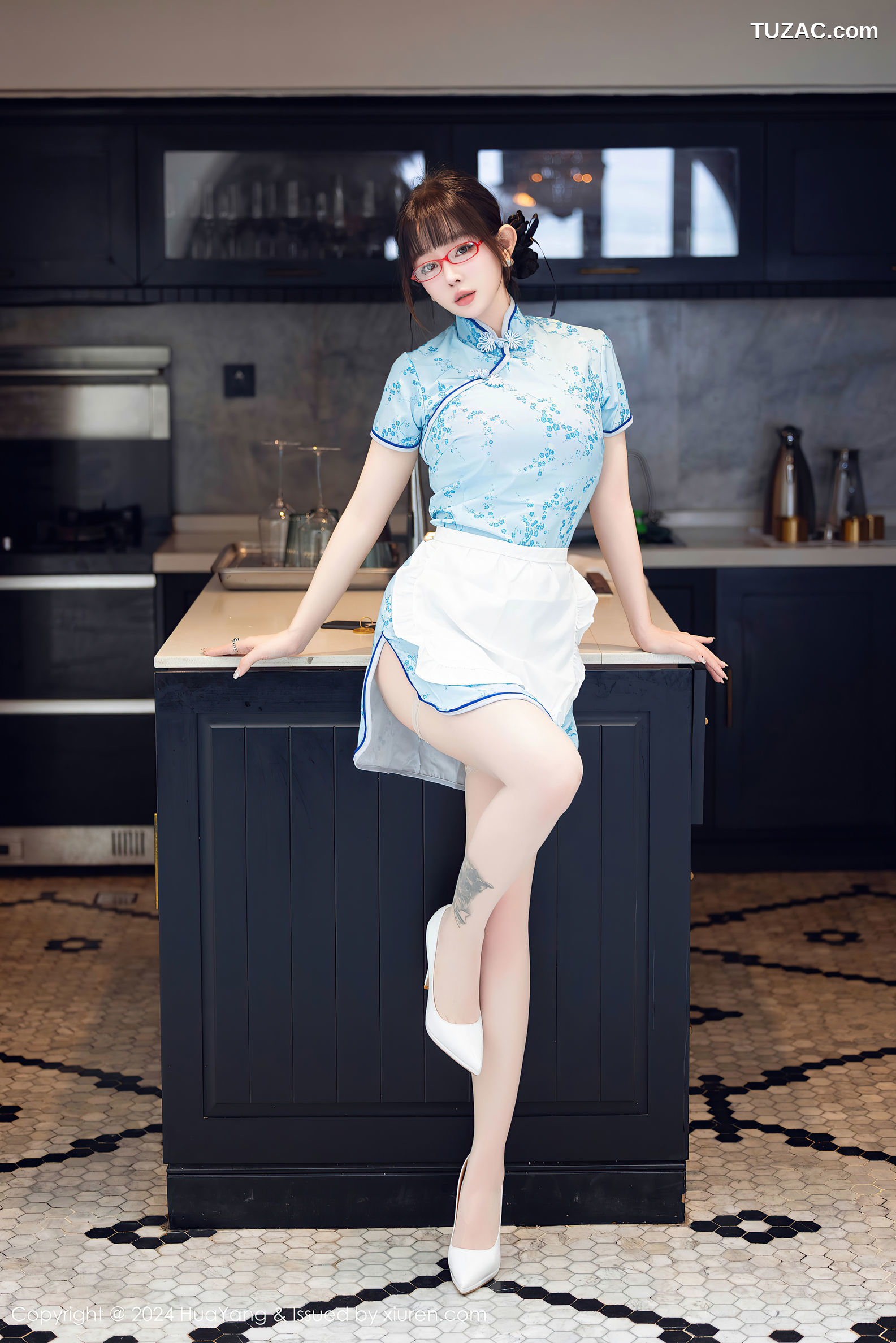 HuaYang花漾-593-王雨纯-湖蓝印花旗袍粉色内衣-2024.07.19