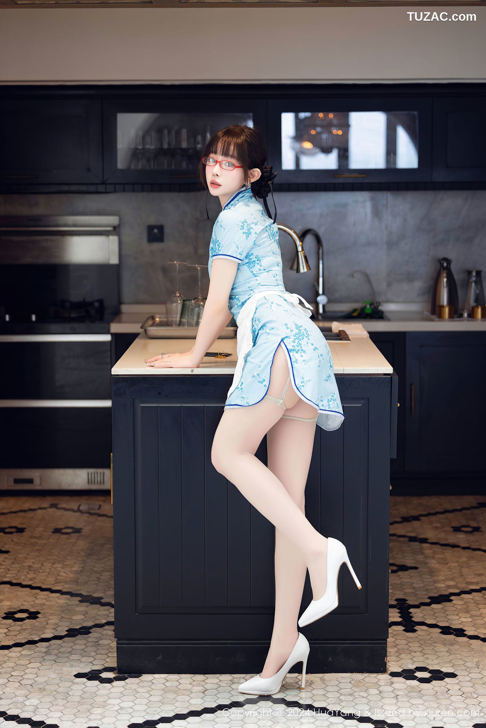 HuaYang花漾-593-王雨纯-湖蓝印花旗袍粉色内衣-2024.07.19