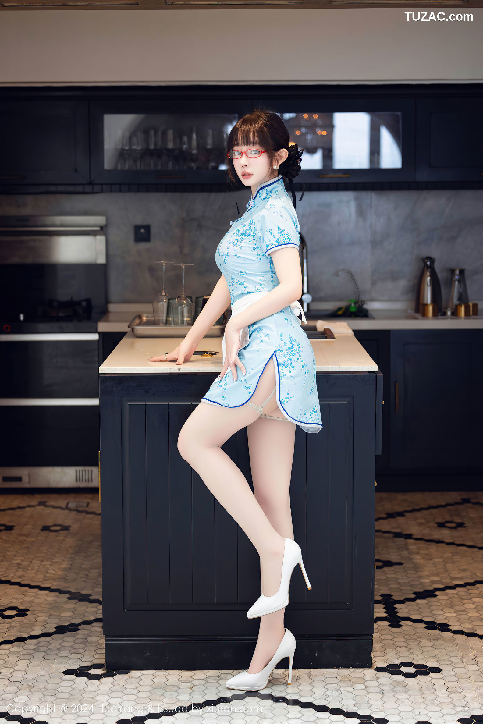 HuaYang花漾-593-王雨纯-湖蓝印花旗袍粉色内衣-2024.07.19