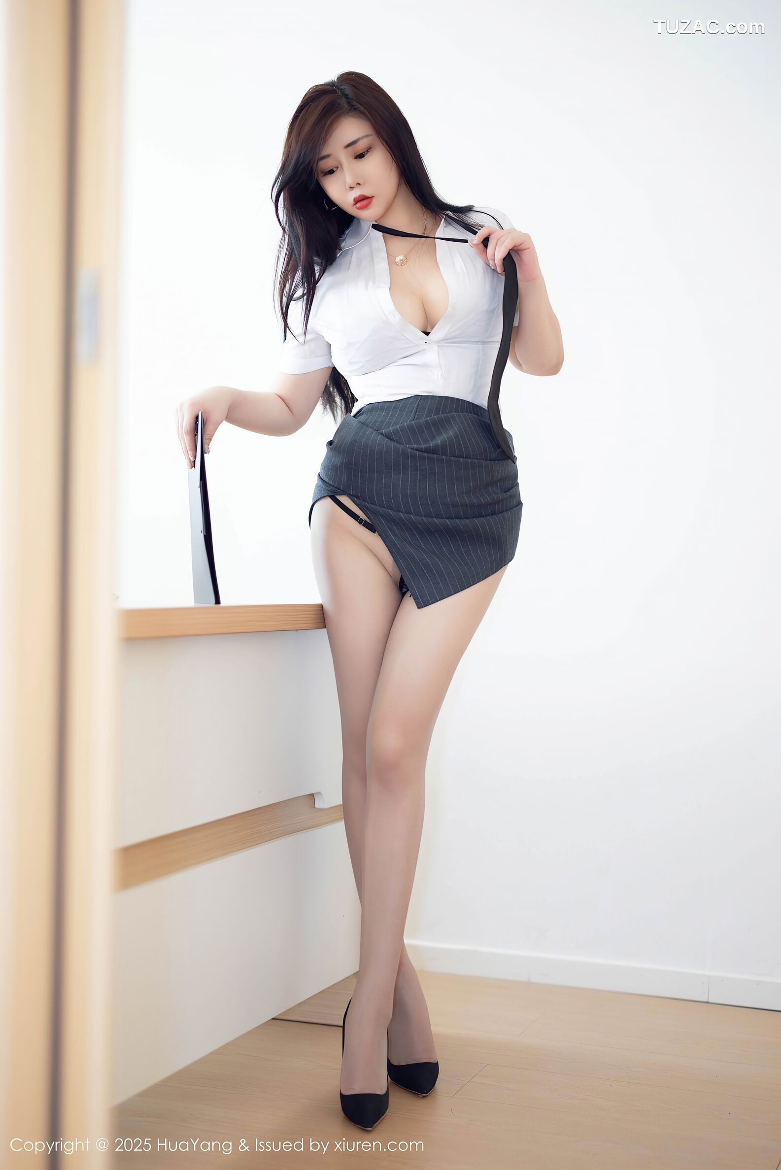 HuaYang花漾-650-王婉悠Queen-OL白衬衫灰裙灰色丝袜-2025.11.06