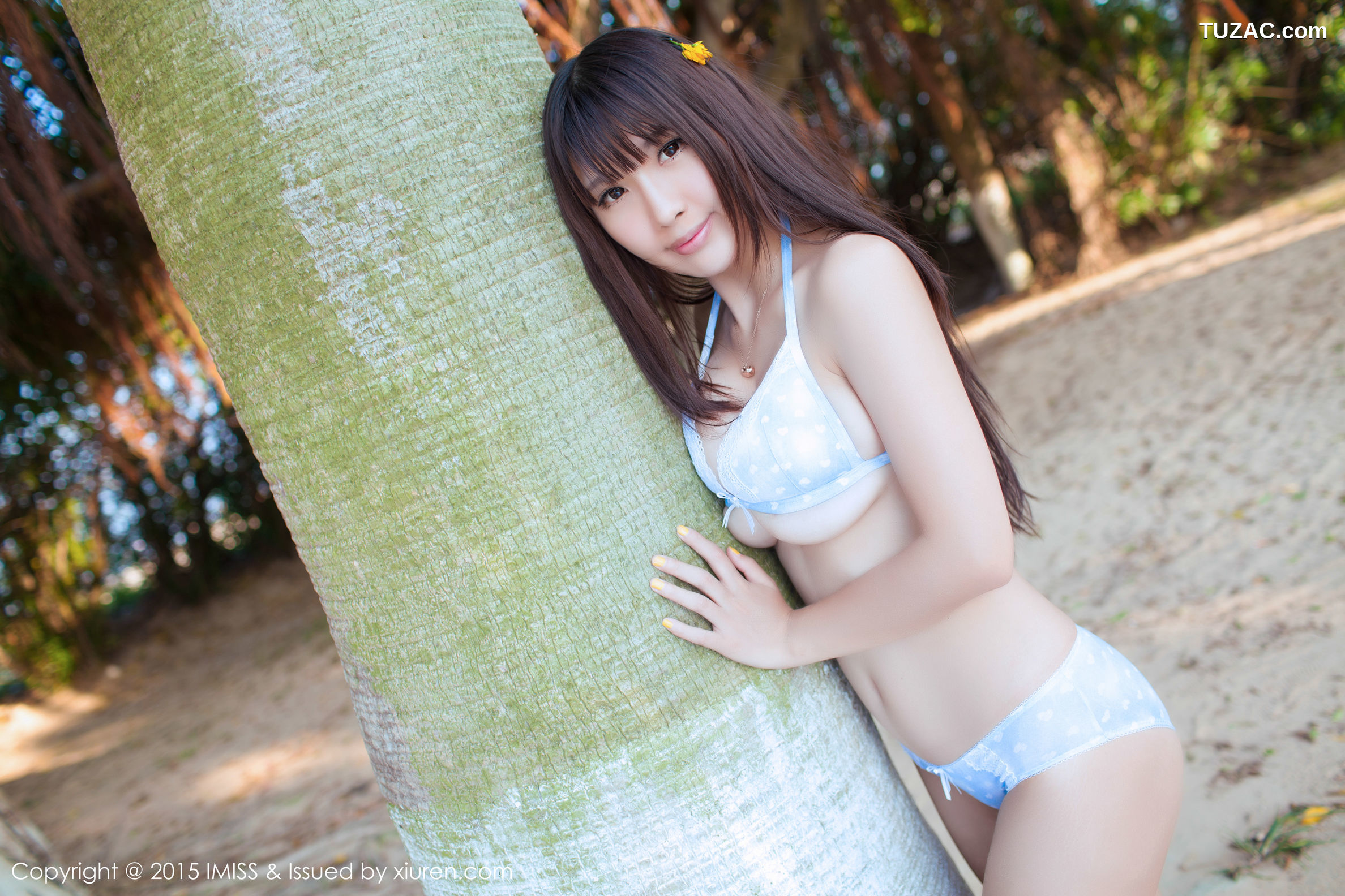 IMiss爱蜜社-001-晓茜-掀真空上衣抚摸双峰爆乳诱惑