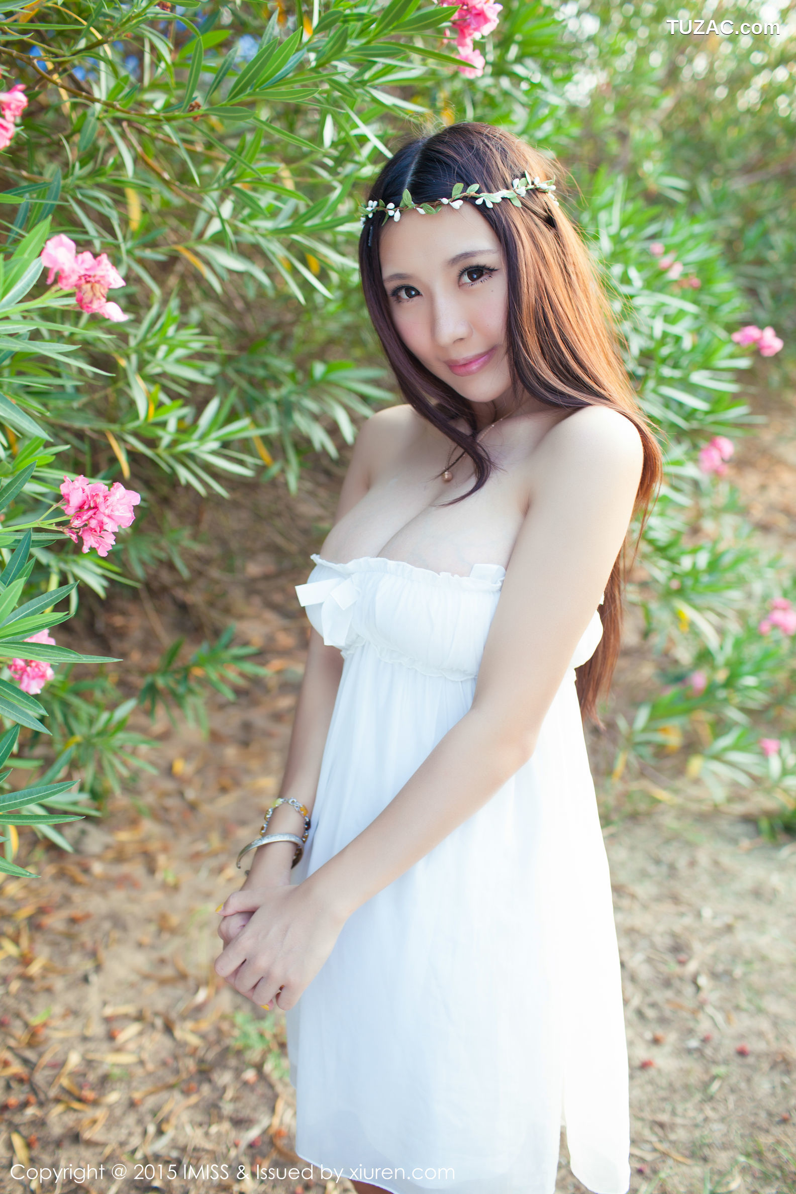 IMiss爱蜜社-001-晓茜-掀真空上衣抚摸双峰爆乳诱惑