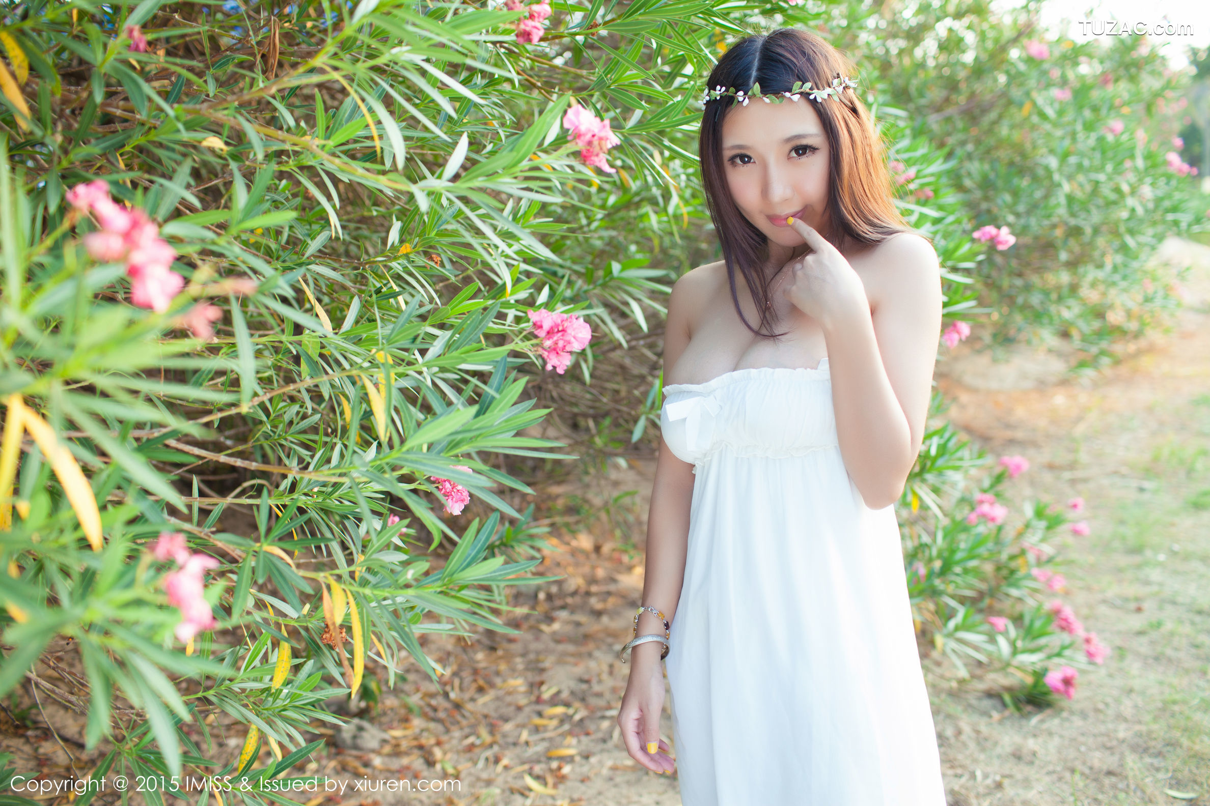 IMiss爱蜜社-001-晓茜-掀真空上衣抚摸双峰爆乳诱惑