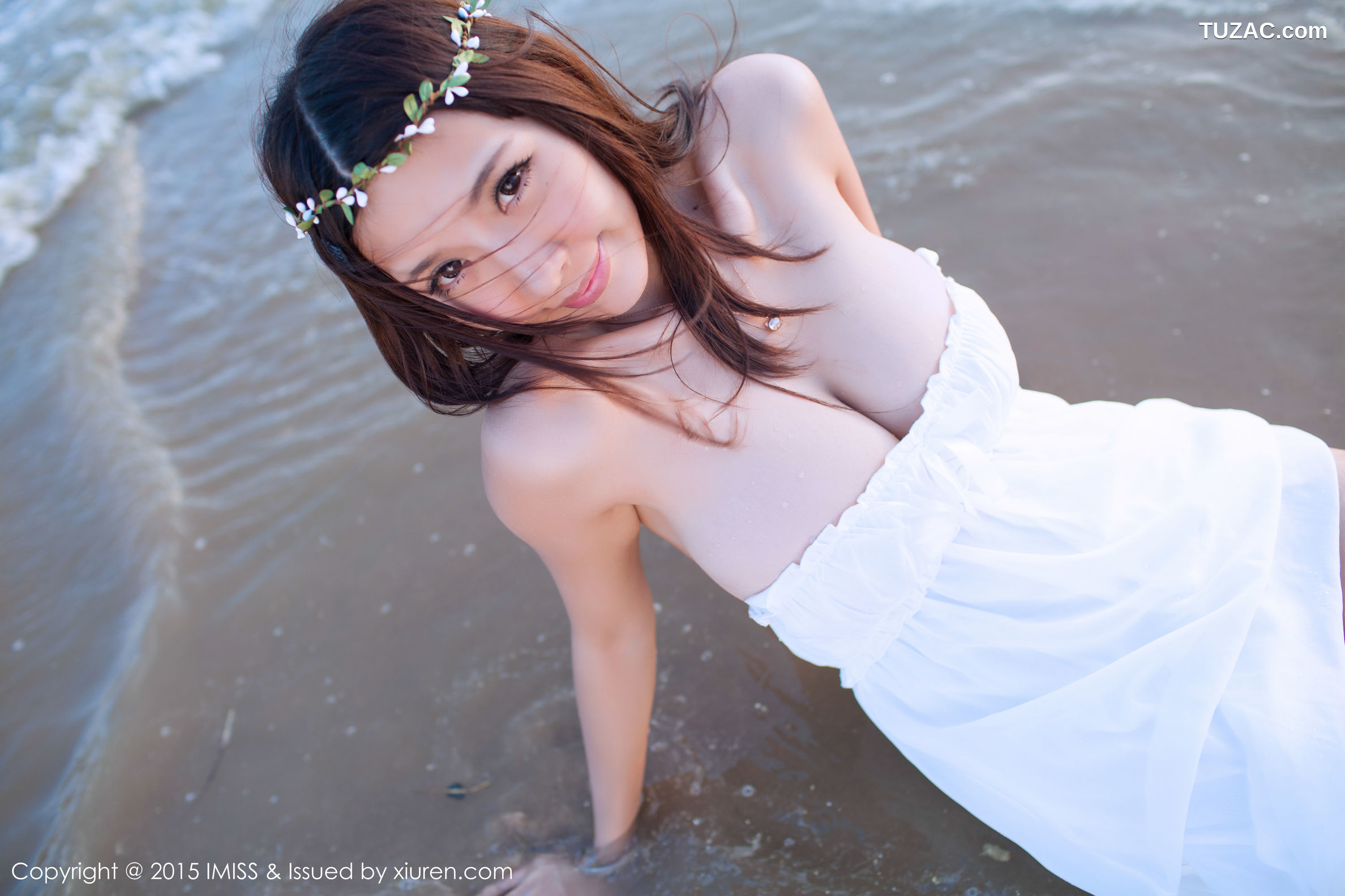 IMiss爱蜜社-001-晓茜-掀真空上衣抚摸双峰爆乳诱惑