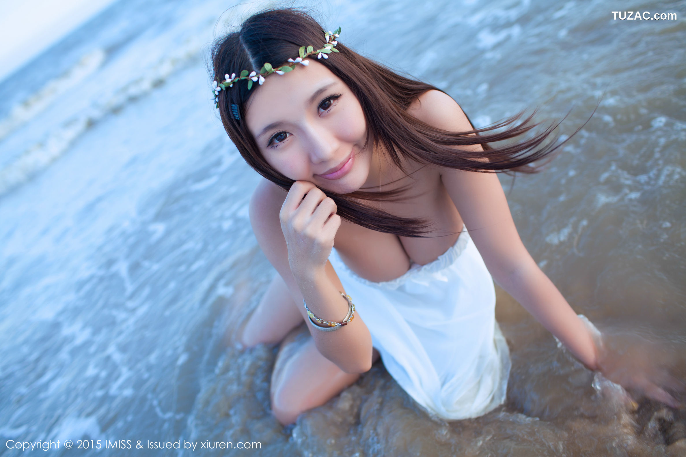 IMiss爱蜜社-001-晓茜-掀真空上衣抚摸双峰爆乳诱惑