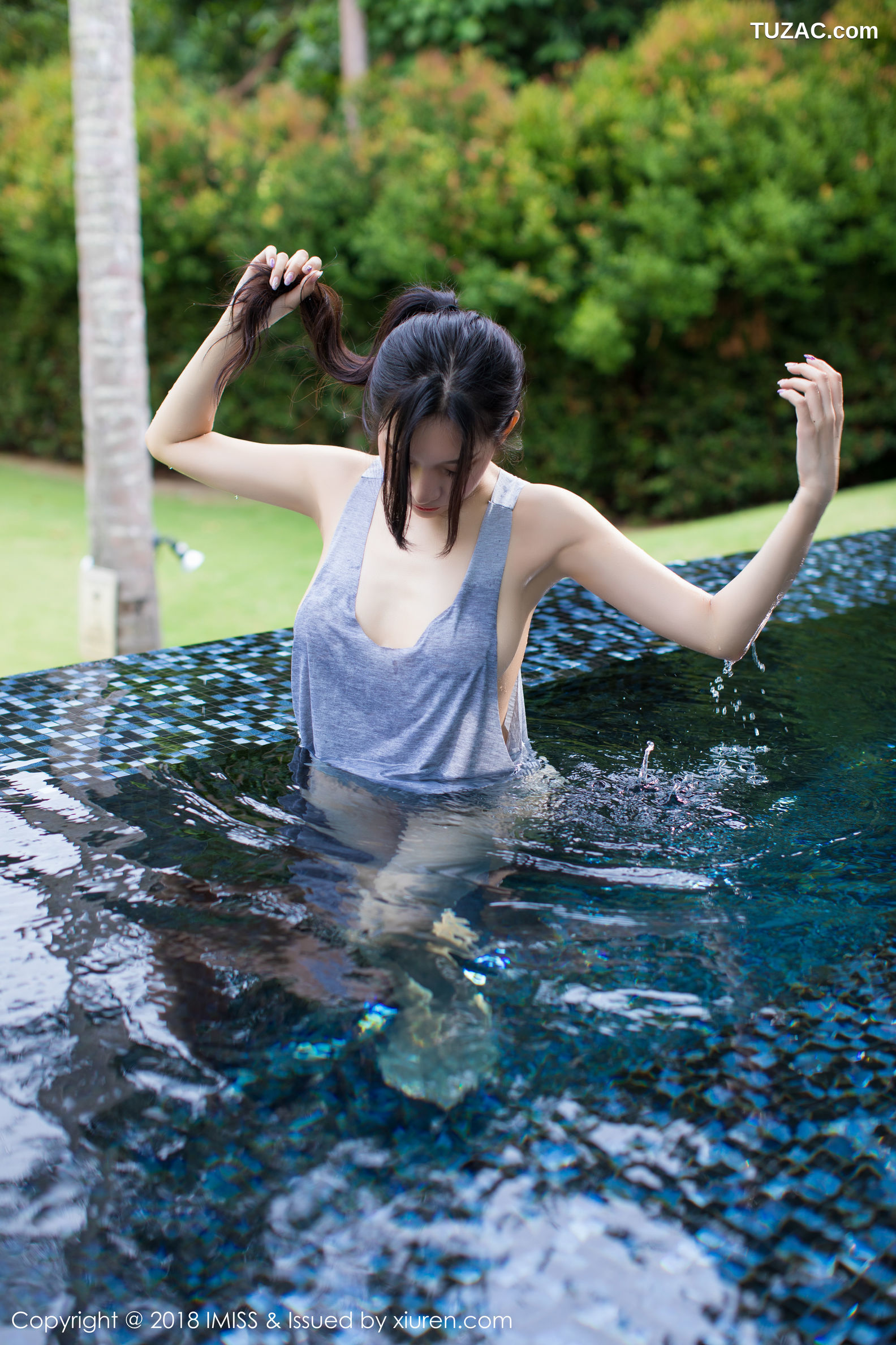 IMiss爱蜜社-219-小狐狸Sica-甲米旅拍-泳池里真空背心湿身