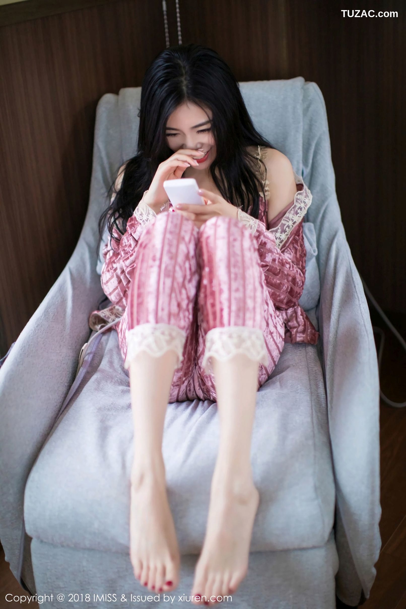 IMiss爱蜜社-272-许诺-北海道旅拍-闪亮酒红色V领睡袍