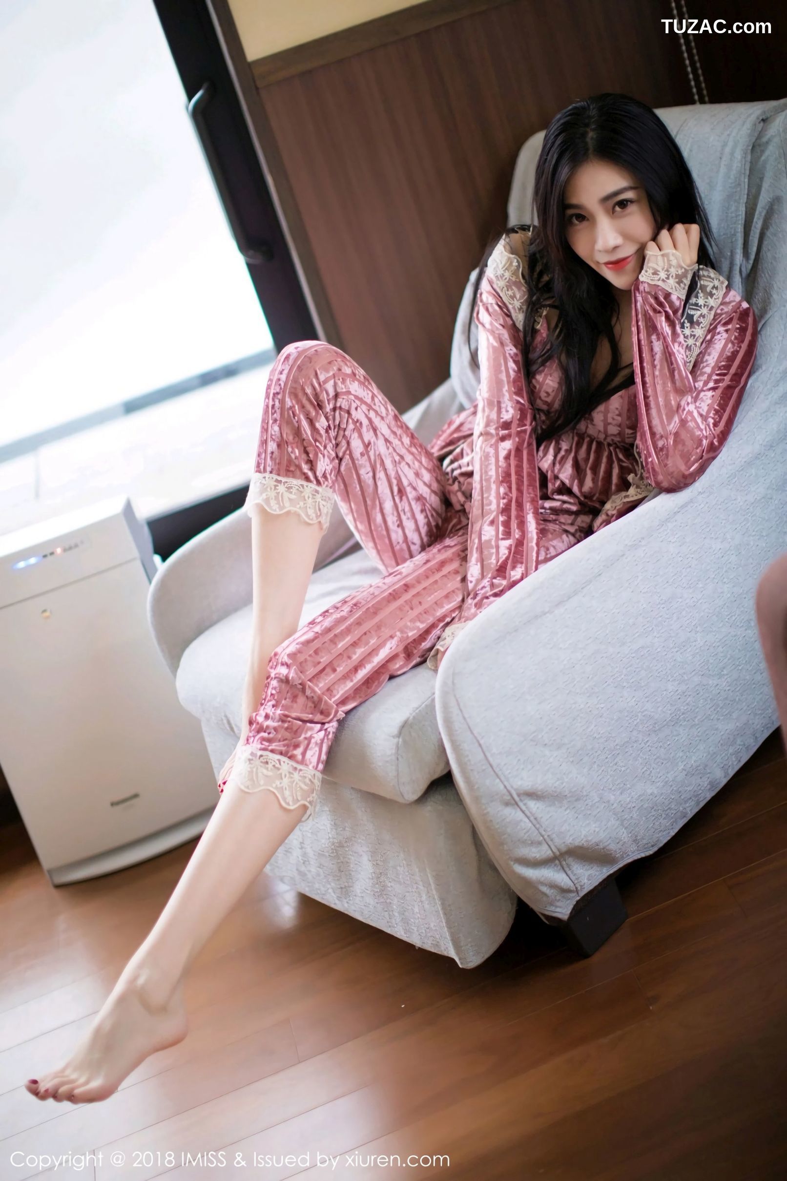 IMiss爱蜜社-272-许诺-北海道旅拍-闪亮酒红色V领睡袍