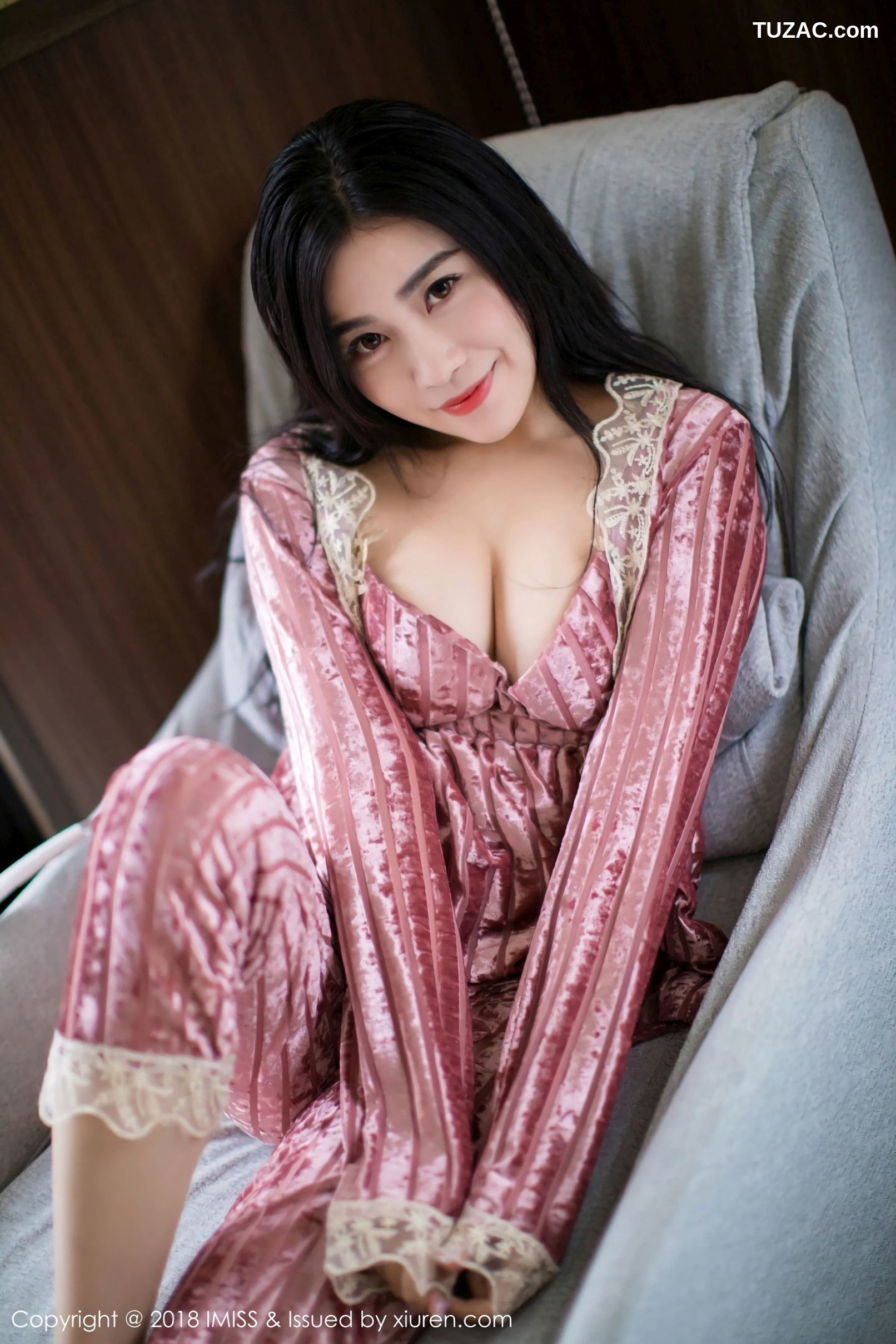 IMiss爱蜜社-272-许诺-北海道旅拍-闪亮酒红色V领睡袍