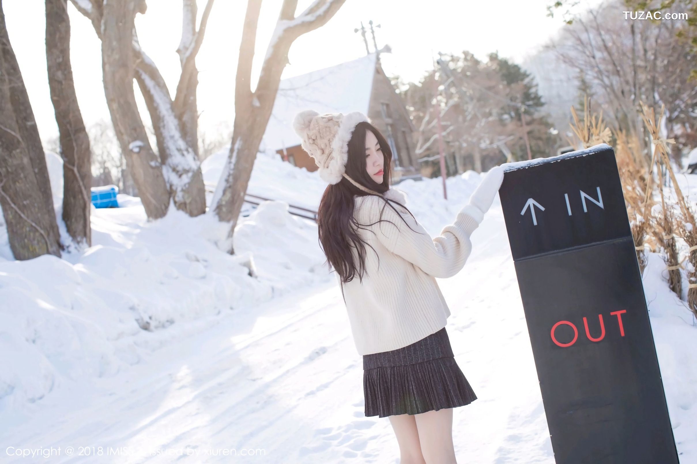 IMiss爱蜜社-272-许诺-北海道旅拍-闪亮酒红色V领睡袍