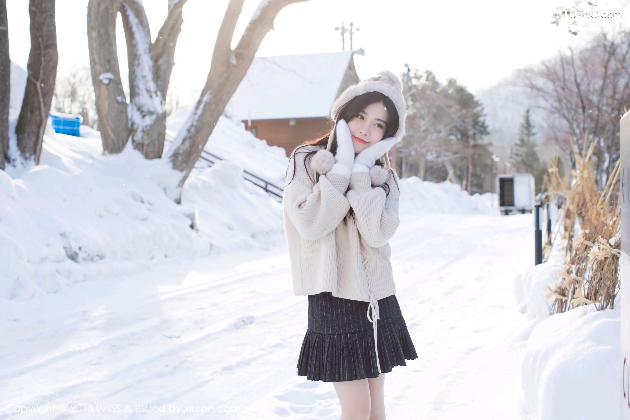 IMiss爱蜜社-272-许诺-北海道旅拍-闪亮酒红色V领睡袍