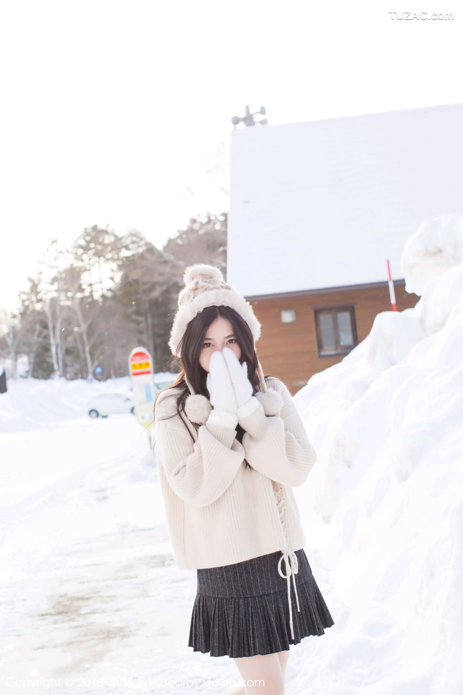 IMiss爱蜜社-272-许诺-北海道旅拍-闪亮酒红色V领睡袍