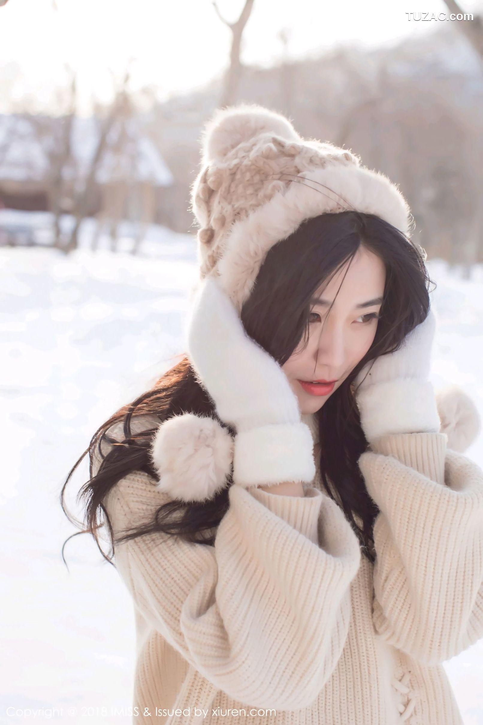 IMiss爱蜜社-272-许诺-北海道旅拍-闪亮酒红色V领睡袍