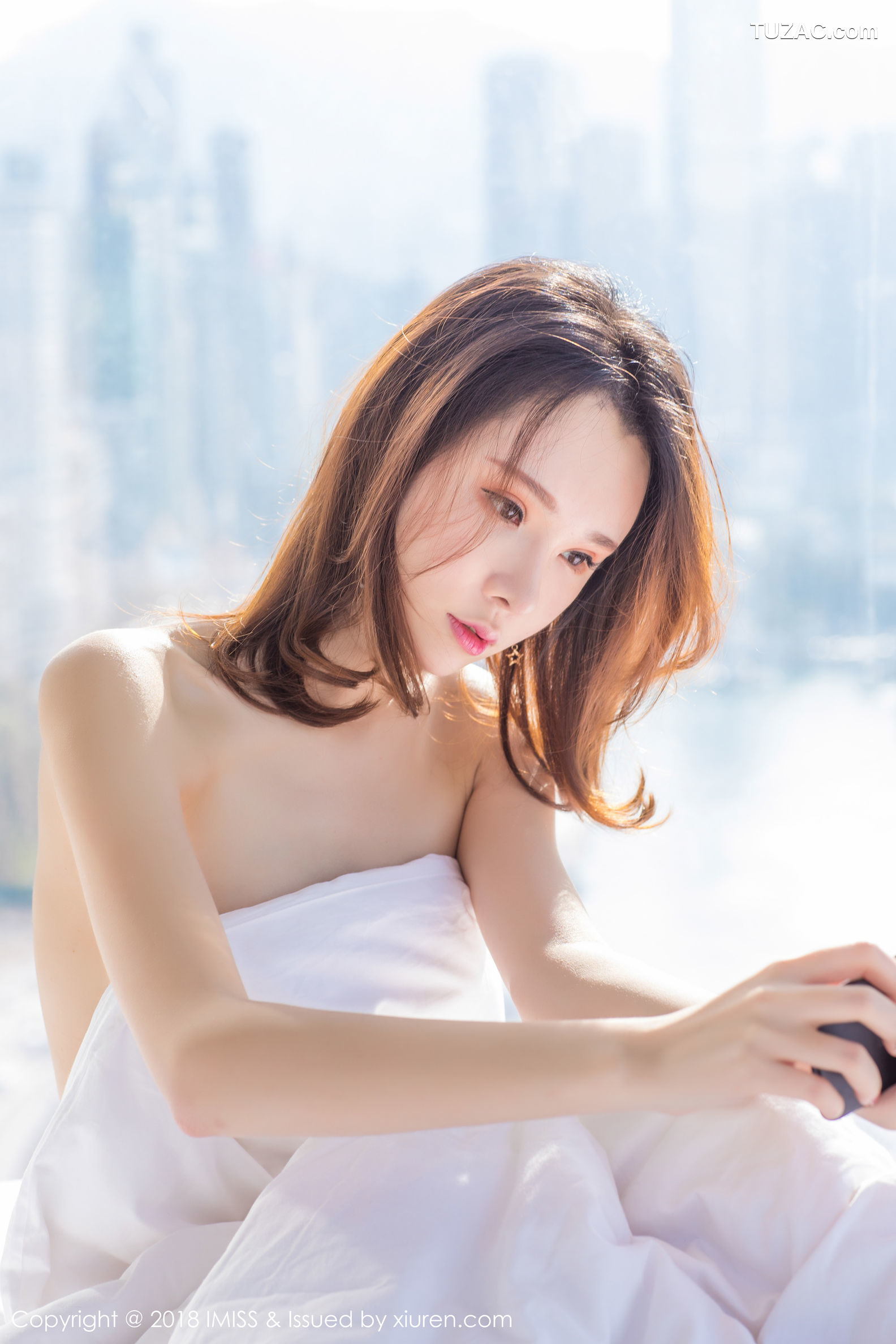 IMiss爱蜜社-273-萌琪琪-居家床上全裸上身半露豪乳