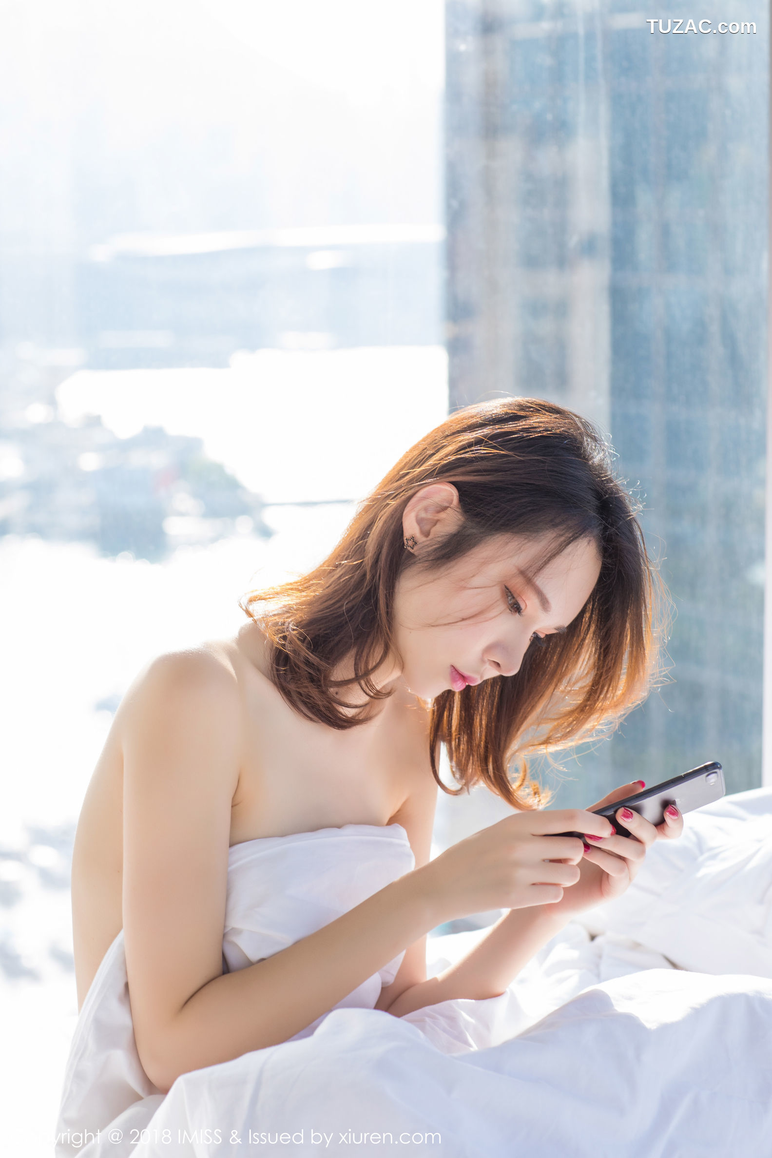 IMiss爱蜜社-273-萌琪琪-居家床上全裸上身半露豪乳