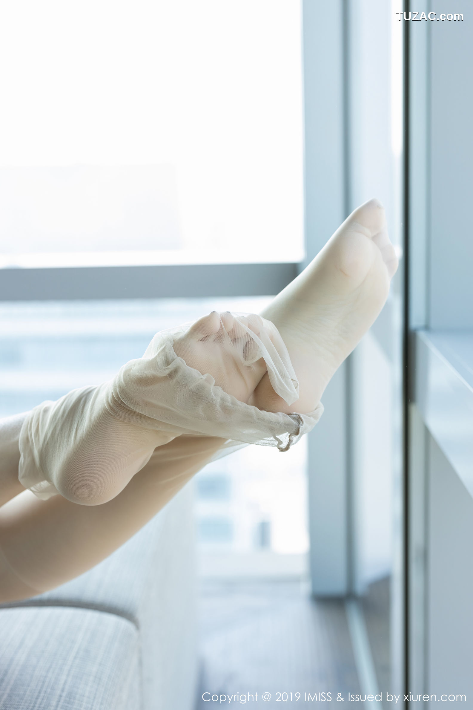 IMiss爱蜜社-400-芝芝-典雅吊裙白嫩翘臀美腿