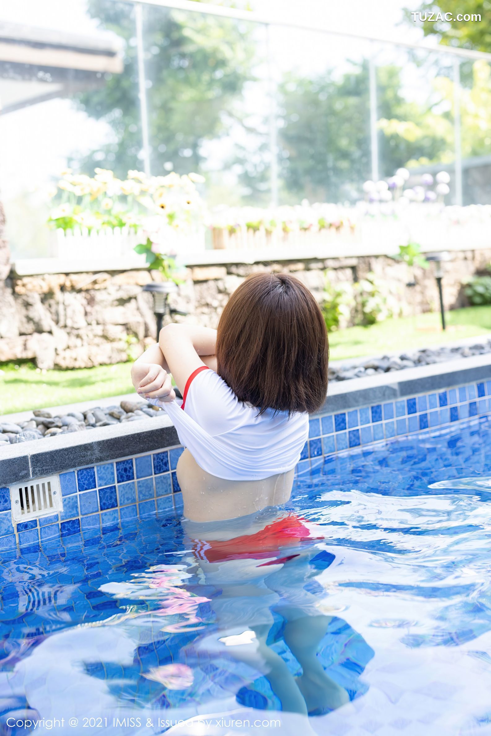IMiss爱蜜社-542-九月生_户外白T红短裤运动装泳池湿身-2021.01.11