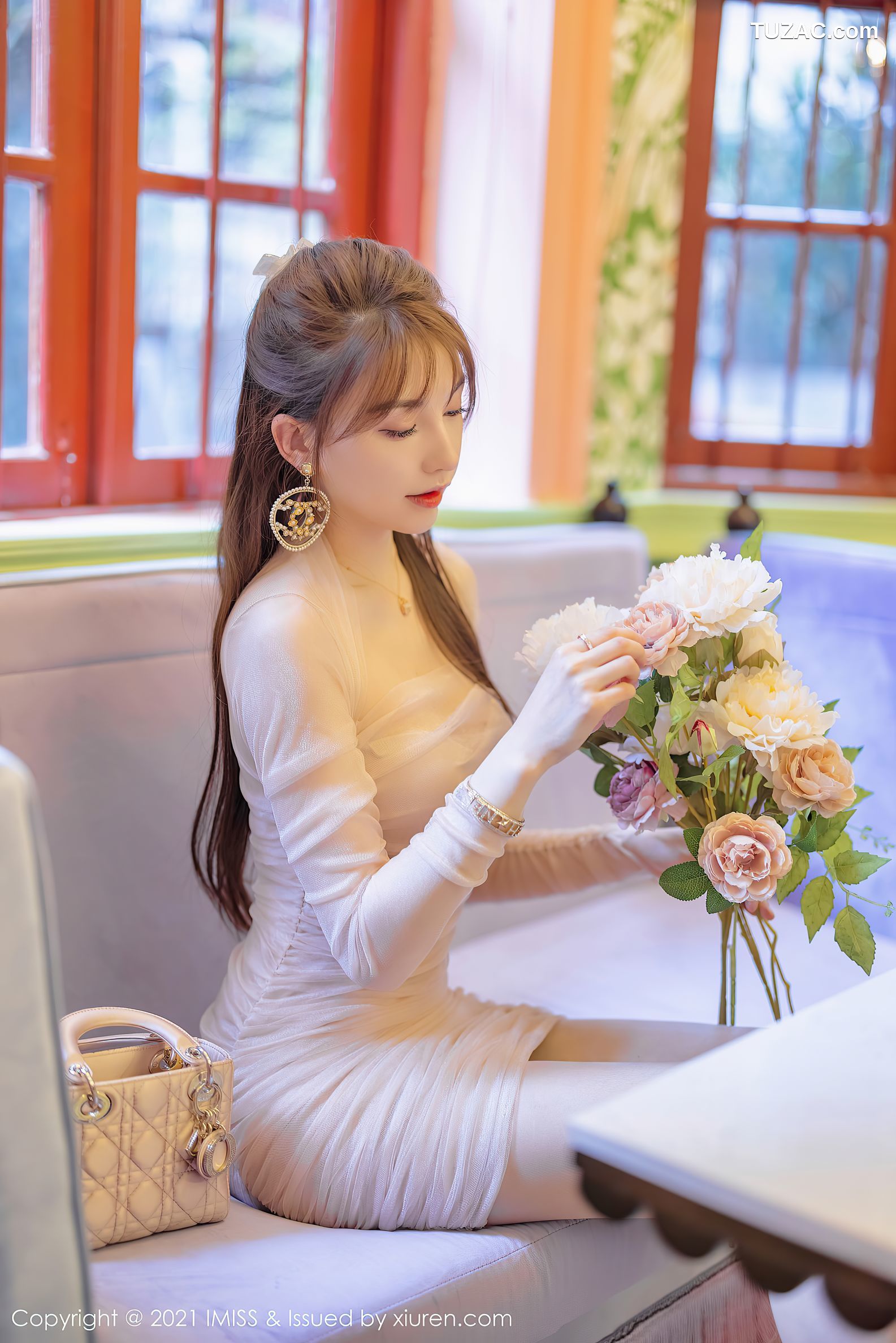 IMiss爱蜜社-586-刘奕宁-户外街拍系列-薄纱长裙-旗袍-吊带短裙-2021.04.29