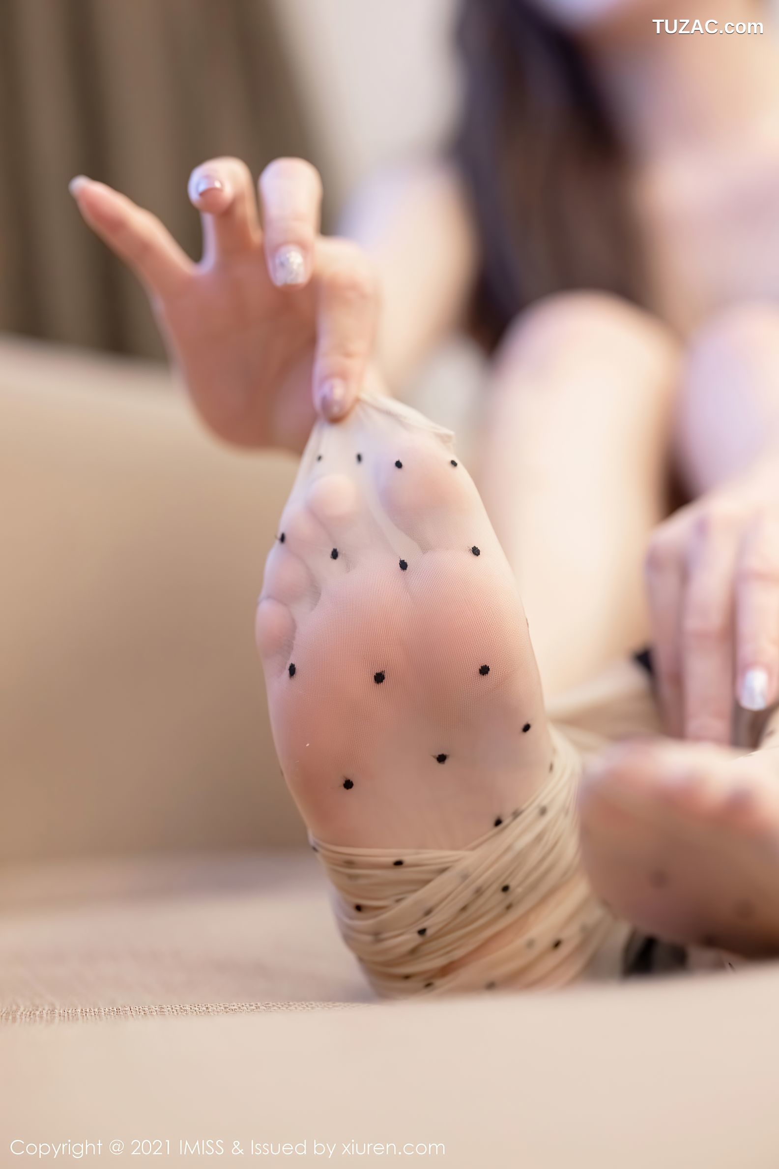 IMiss爱蜜社-590-Lavinia肉肉-暗绿吊带白裙浅灰内衣肉丝-2021.05.10