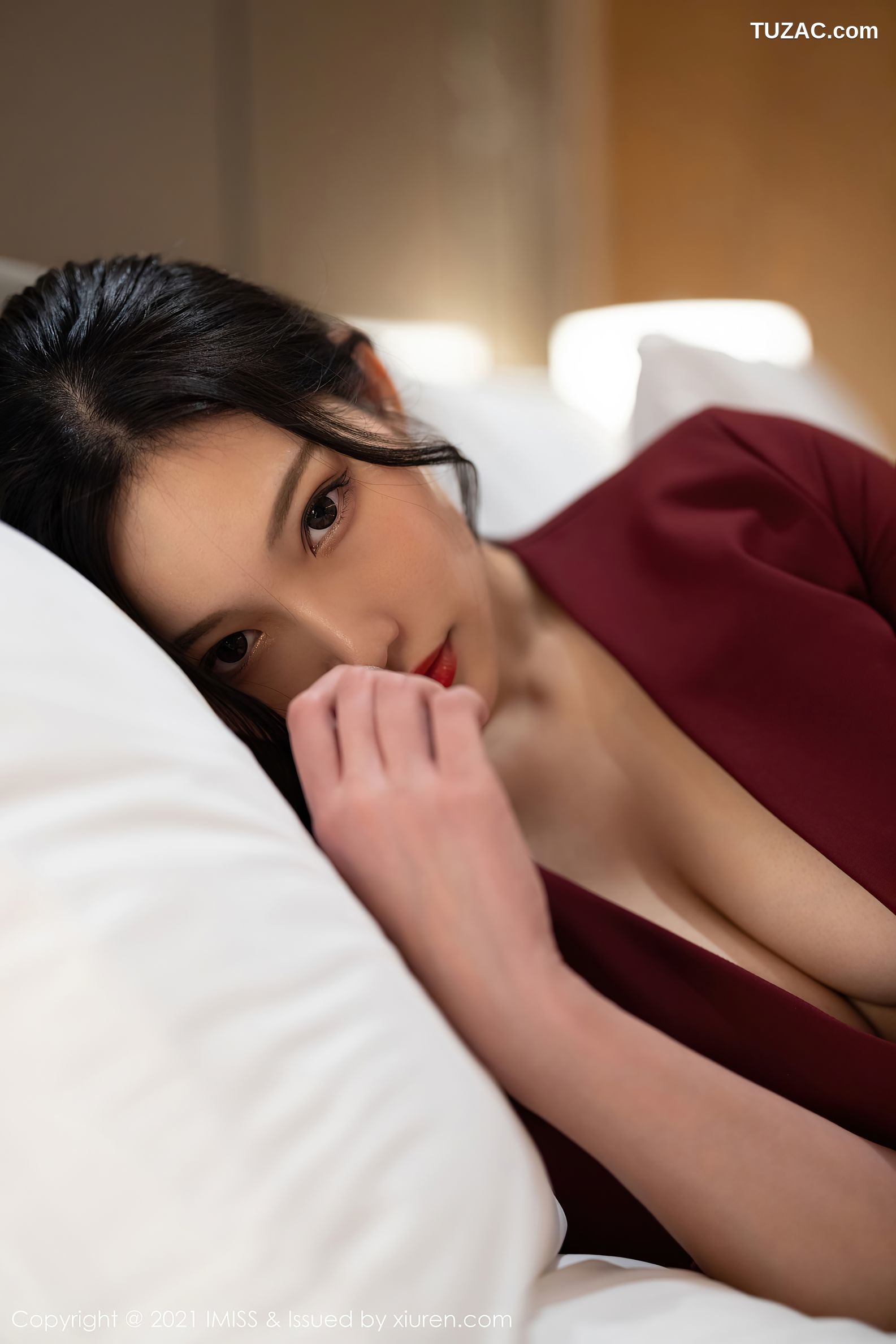IMiss爱蜜社-598-小狐狸Kathryn-猩红色外套黑丝-2021.06.02