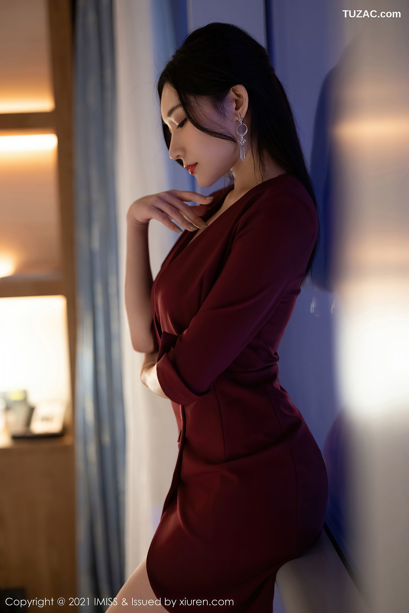 IMiss爱蜜社-598-小狐狸Kathryn-猩红色外套黑丝-2021.06.02