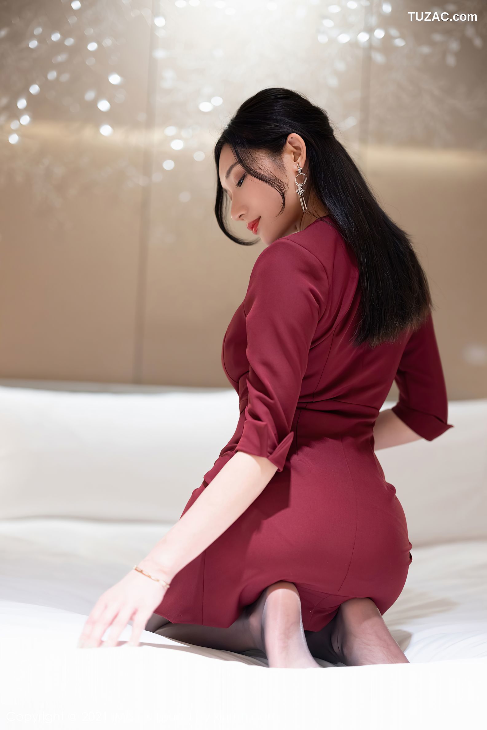 IMiss爱蜜社-598-小狐狸Kathryn-猩红色外套黑丝-2021.06.02