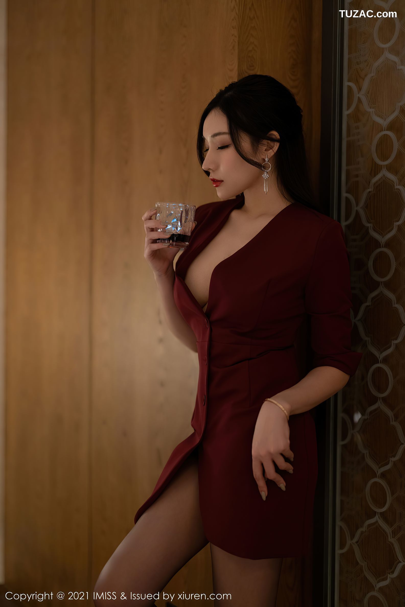 IMiss爱蜜社-598-小狐狸Kathryn-猩红色外套黑丝-2021.06.02