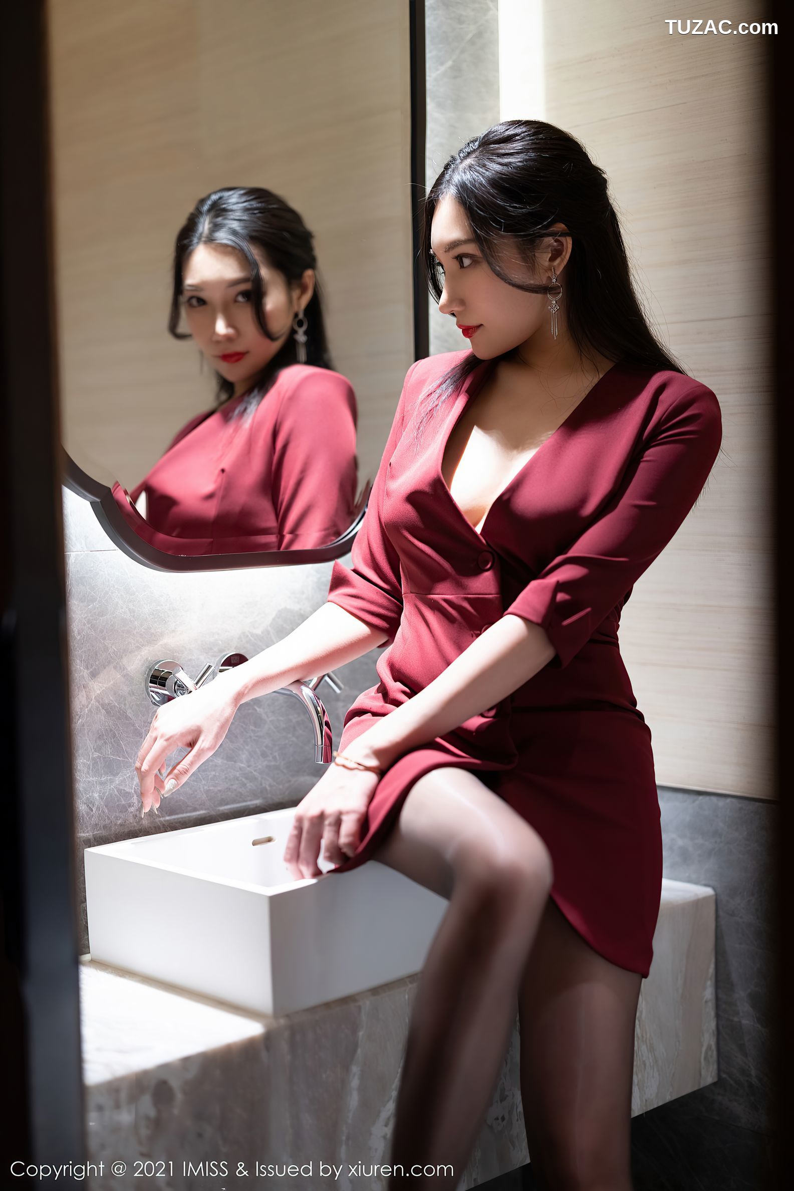 IMiss爱蜜社-598-小狐狸Kathryn-猩红色外套黑丝-2021.06.02