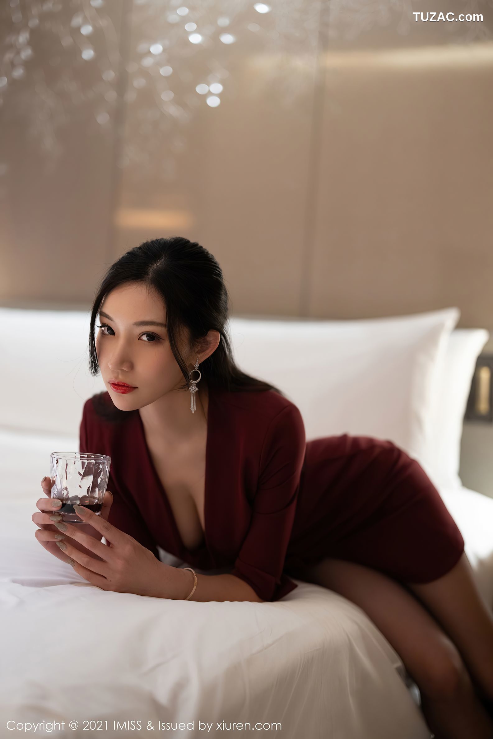 IMiss爱蜜社-598-小狐狸Kathryn-猩红色外套黑丝-2021.06.02