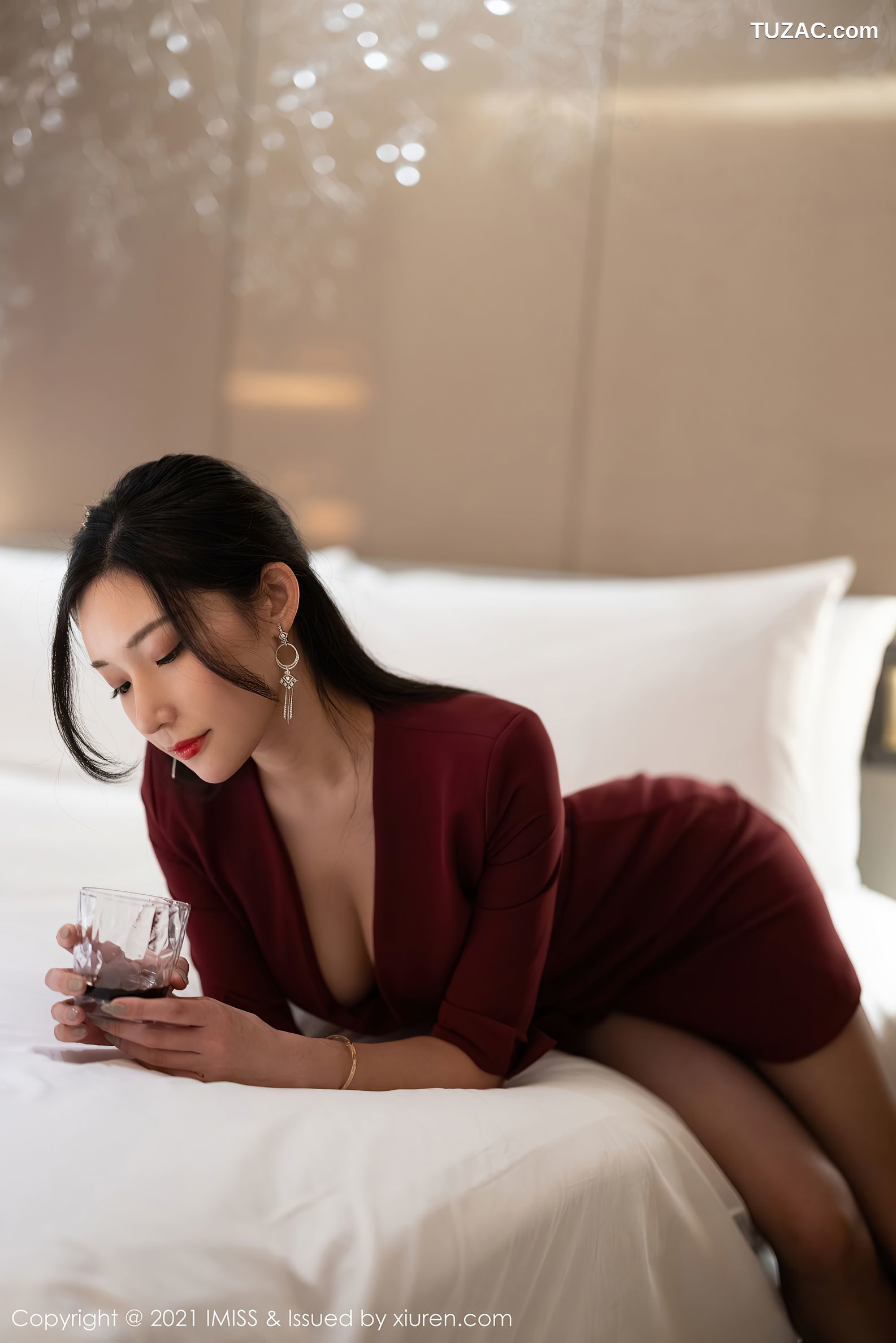 IMiss爱蜜社-598-小狐狸Kathryn-猩红色外套黑丝-2021.06.02