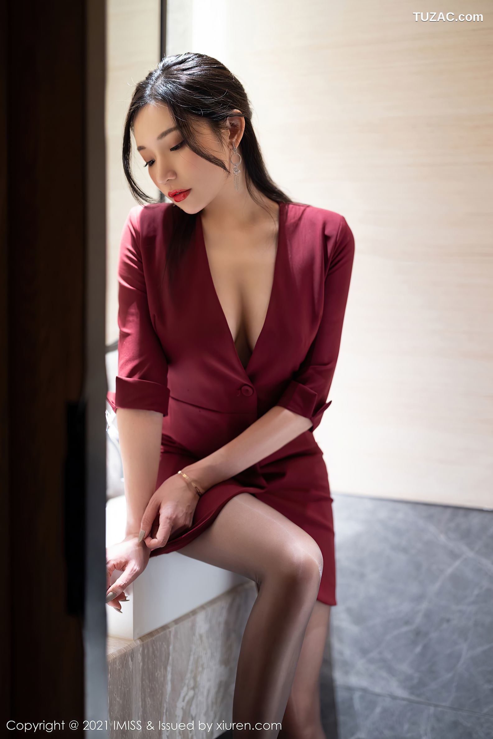 IMiss爱蜜社-598-小狐狸Kathryn-猩红色外套黑丝-2021.06.02