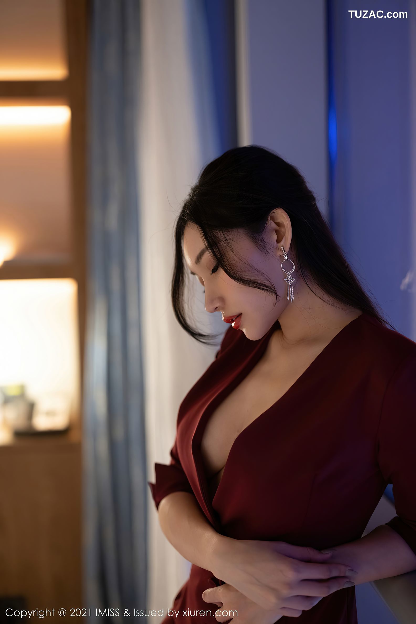 IMiss爱蜜社-598-小狐狸Kathryn-猩红色外套黑丝-2021.06.02