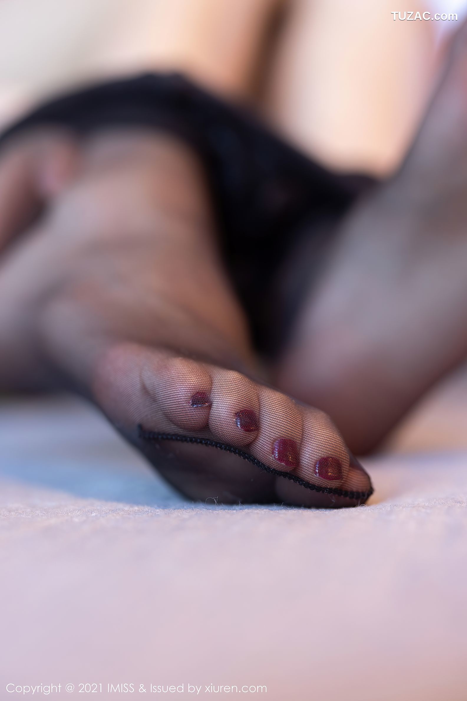 IMiss爱蜜社-612-艺轩-猩红镂空内衣黑皮裙黑丝-2021.07.09