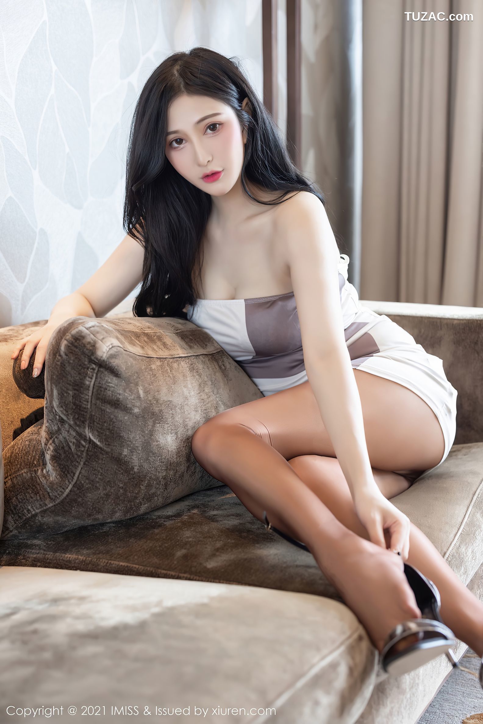 IMiss爱蜜社-616-Lavinia肉肉-灰白抹胸短裙装黑丝-2021.07.21
