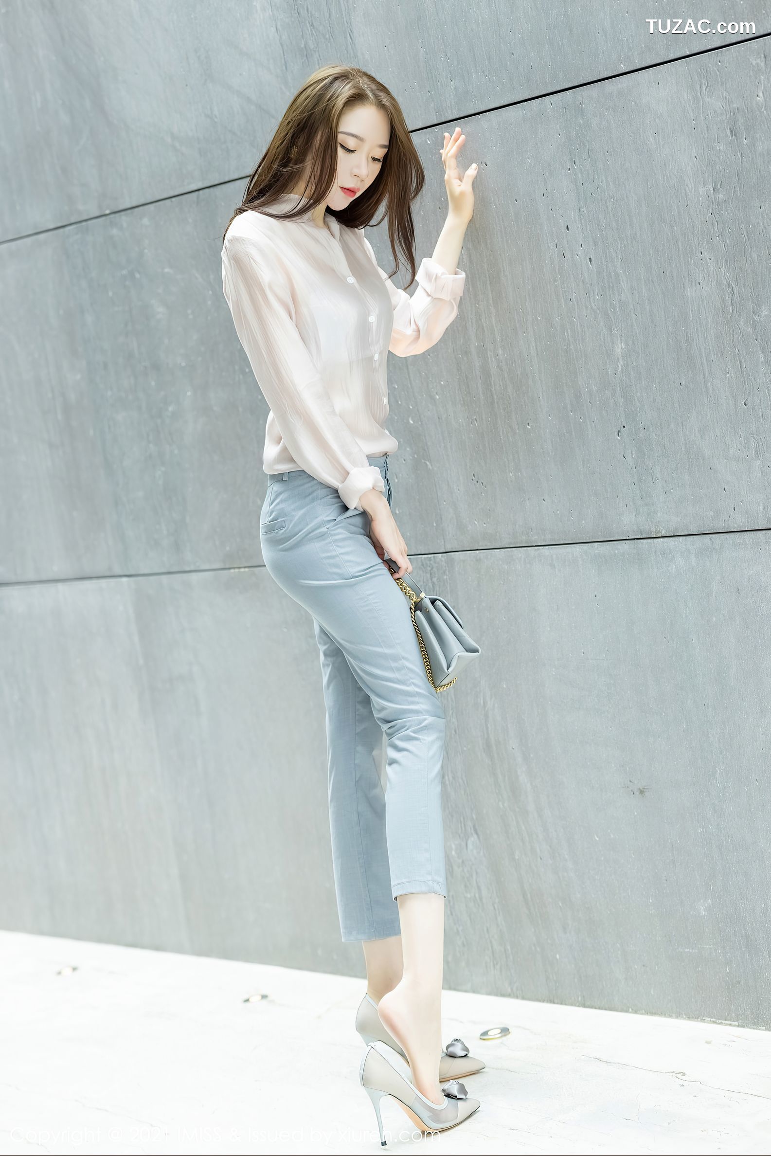 IMiss爱蜜社-631-梦心月-心愿旅拍都市OL主题浅灰内衣肉丝-2021.09.17