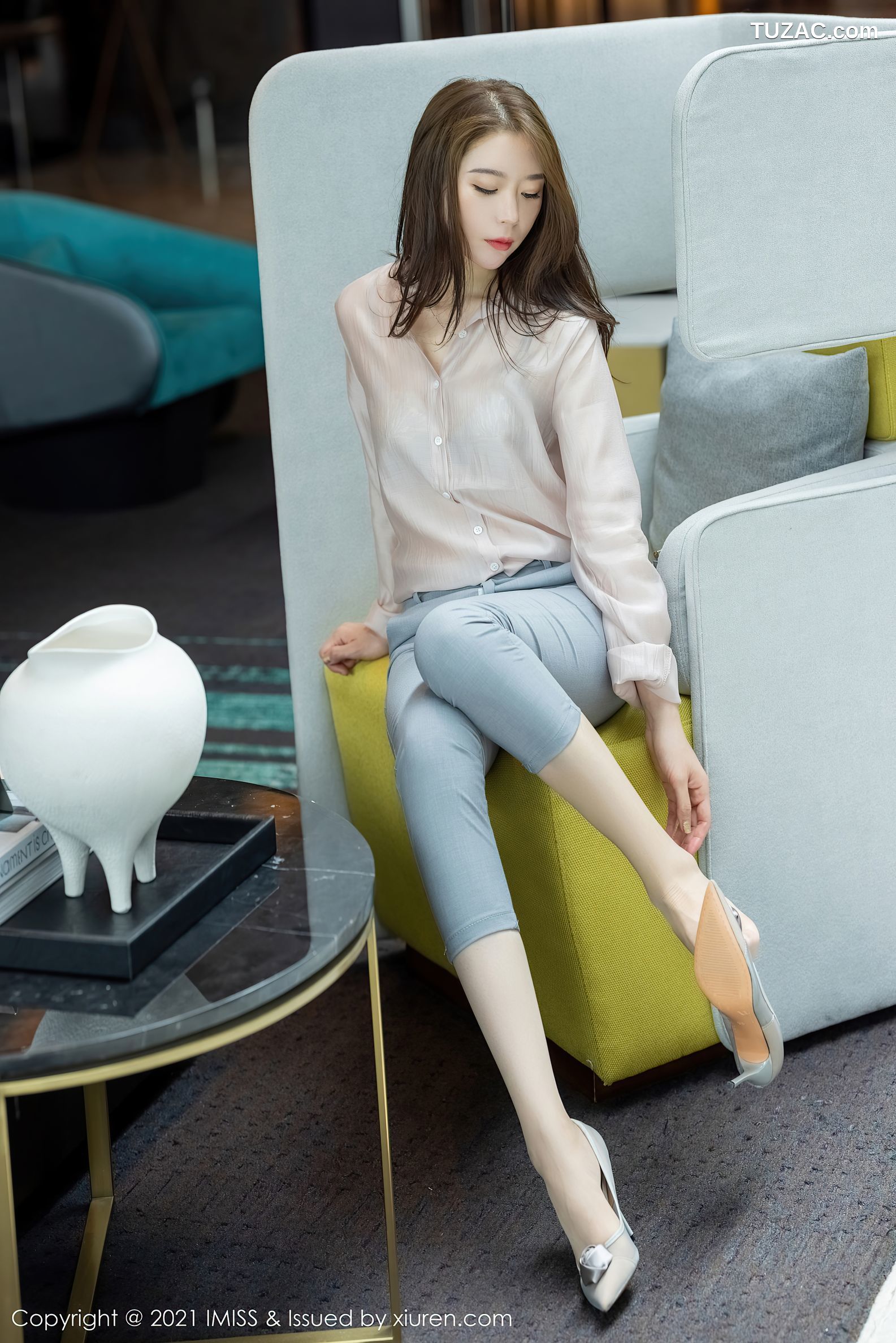 IMiss爱蜜社-631-梦心月-心愿旅拍都市OL主题浅灰内衣肉丝-2021.09.17