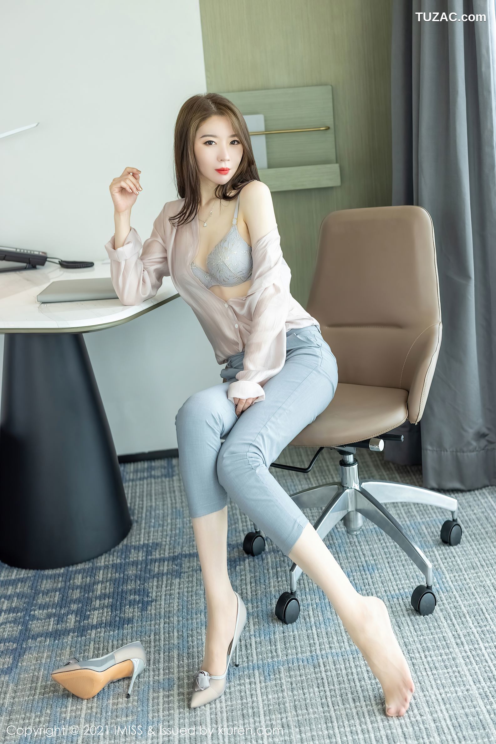 IMiss爱蜜社-631-梦心月-心愿旅拍都市OL主题浅灰内衣肉丝-2021.09.17