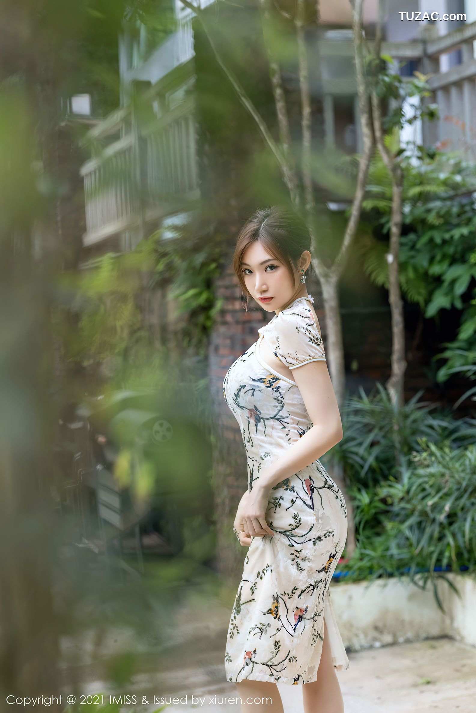 IMiss爱蜜社-633-小狐狸Kathryn-心愿旅拍白色黑碎花旗袍黑内衣肉丝-2021.09.22