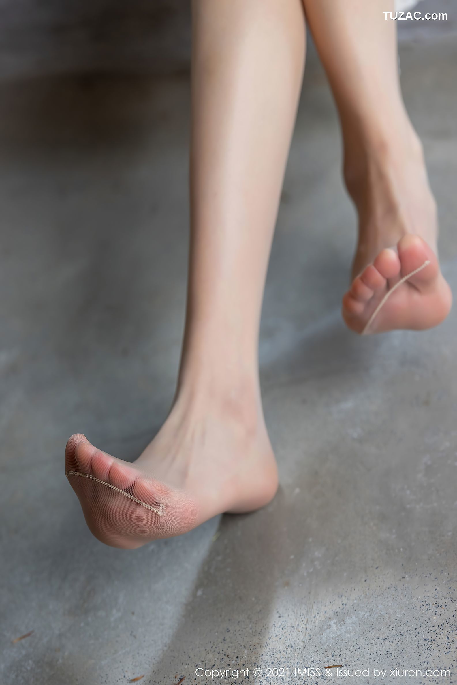 IMiss爱蜜社-633-小狐狸Kathryn-心愿旅拍白色黑碎花旗袍黑内衣肉丝-2021.09.22