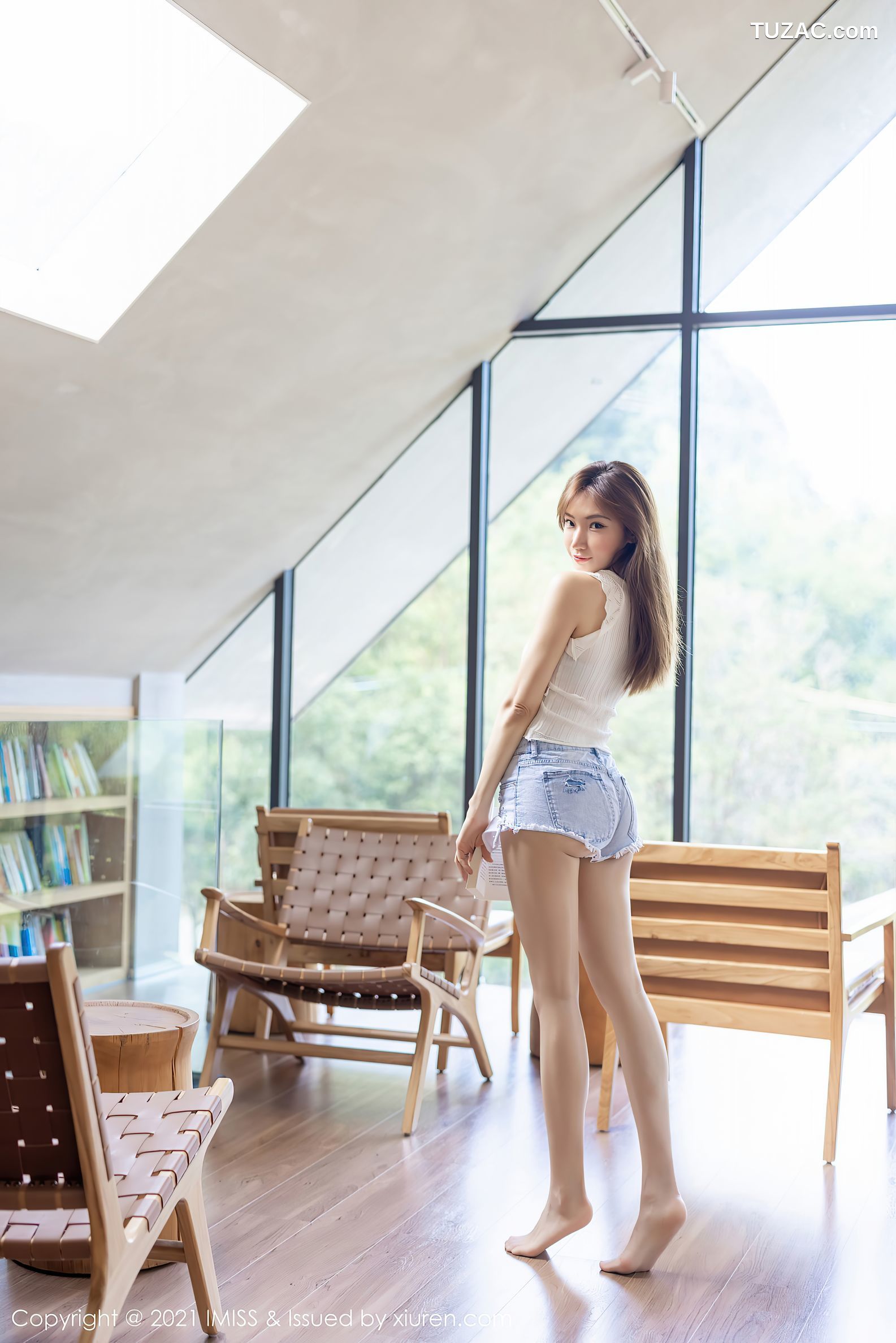 IMiss爱蜜社-638-小狐狸Kathryn-心愿旅拍图书管超A牛仔短裤-2021.10.13