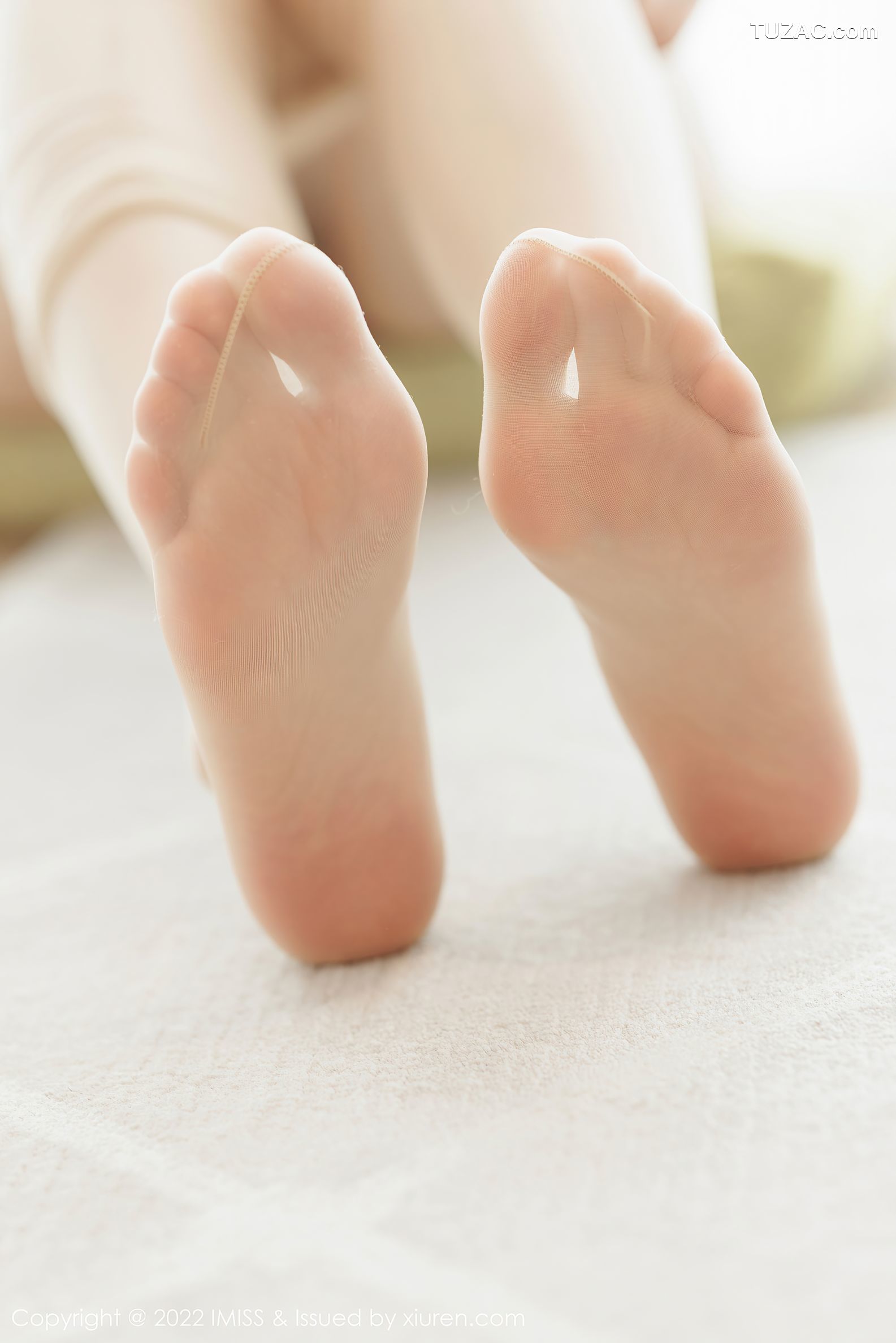 IMiss爱蜜社-650-梦心玥-广东心愿旅拍闪亮银白吊带长裙浅灰内衣-2022.01.06