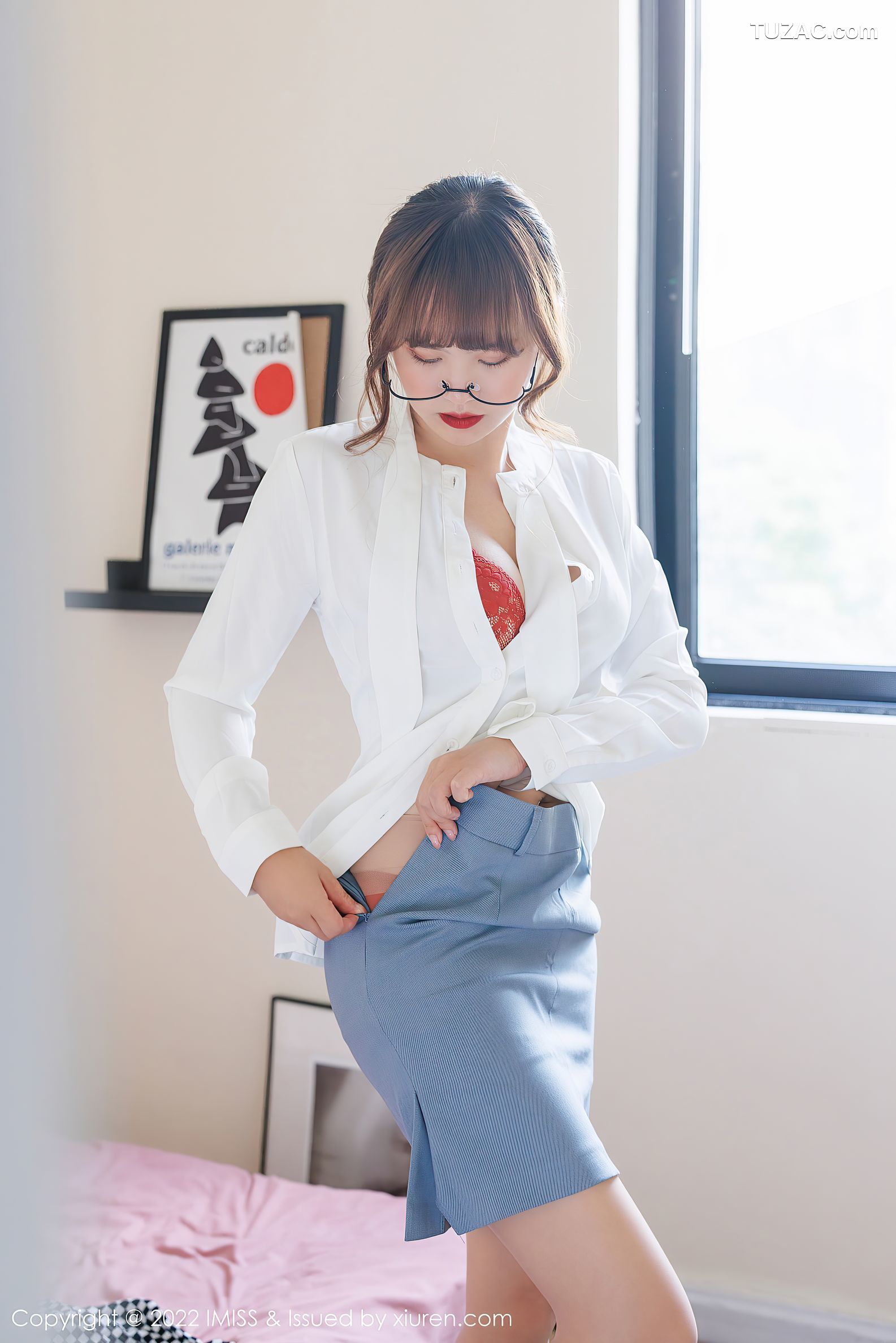 IMiss爱蜜社-658-张思允-浅蓝灰职业裙装白衬衫红蕾丝内衣肉丝-2022.01.28