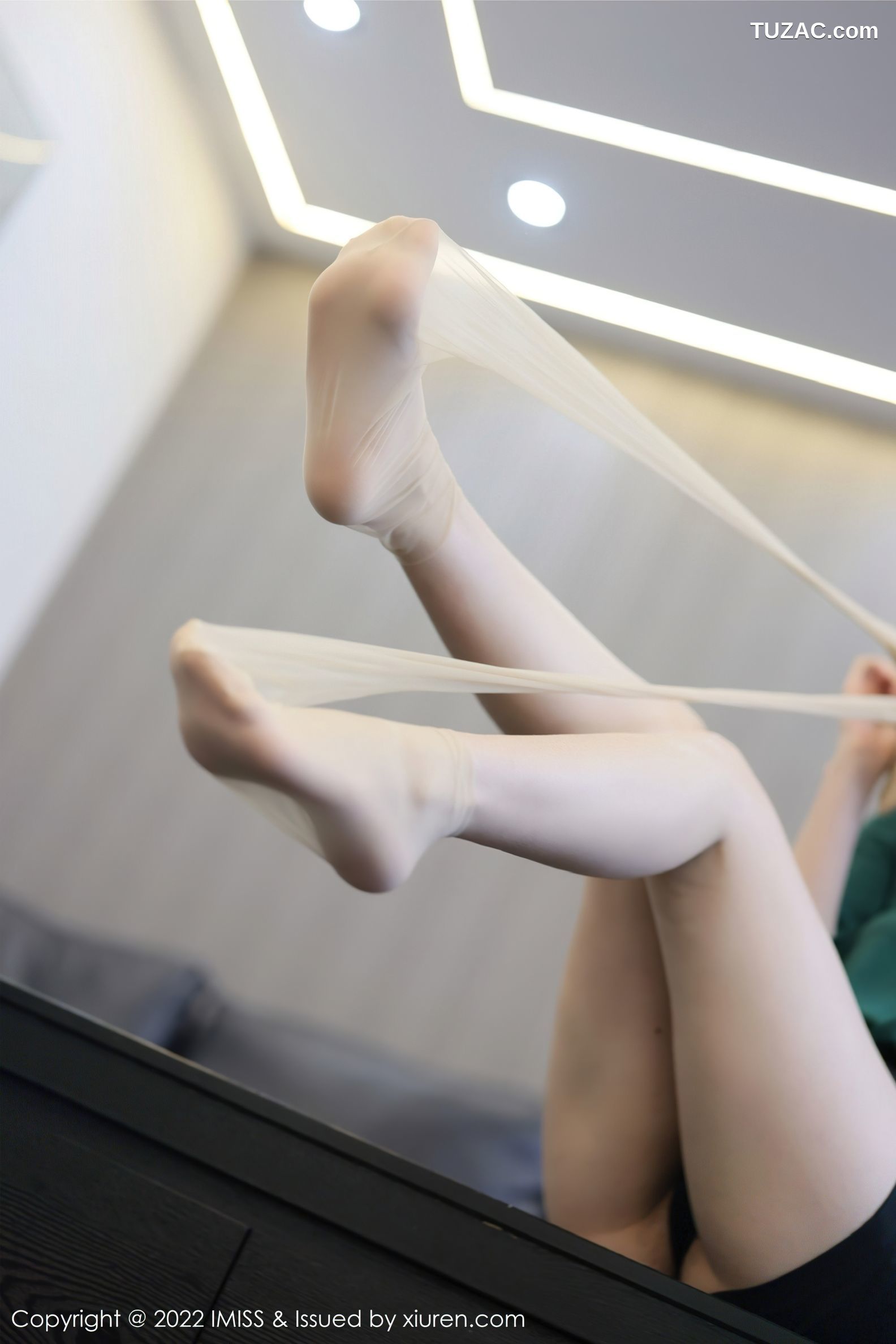 IMiss爱蜜社-662-逗逗doudou-绿色上衣黑色短裙肉丝-2022.02.10