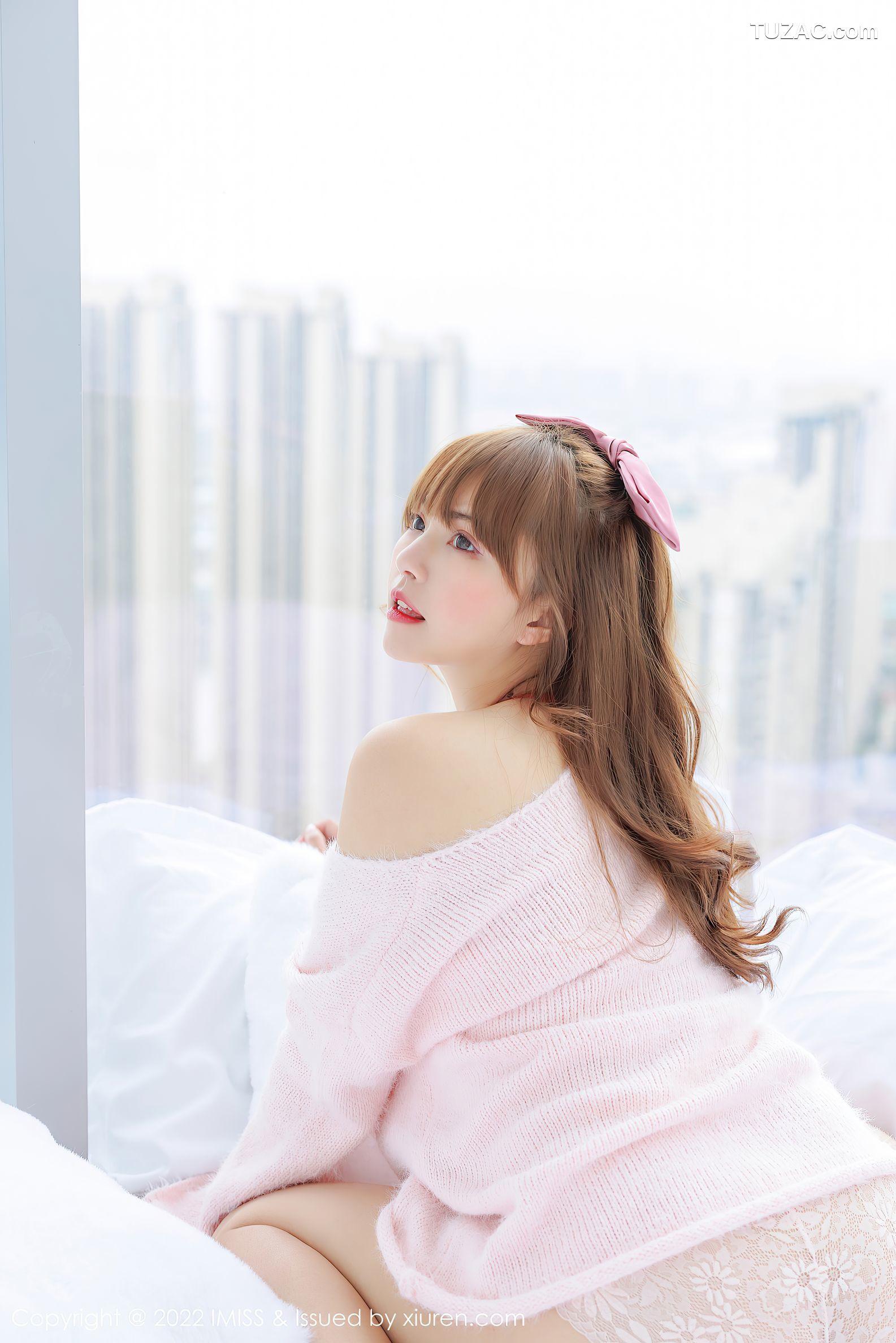 IMiss爱蜜社-677-张思允-粉色上衣红边内衣原色丝袜-2022.04.12