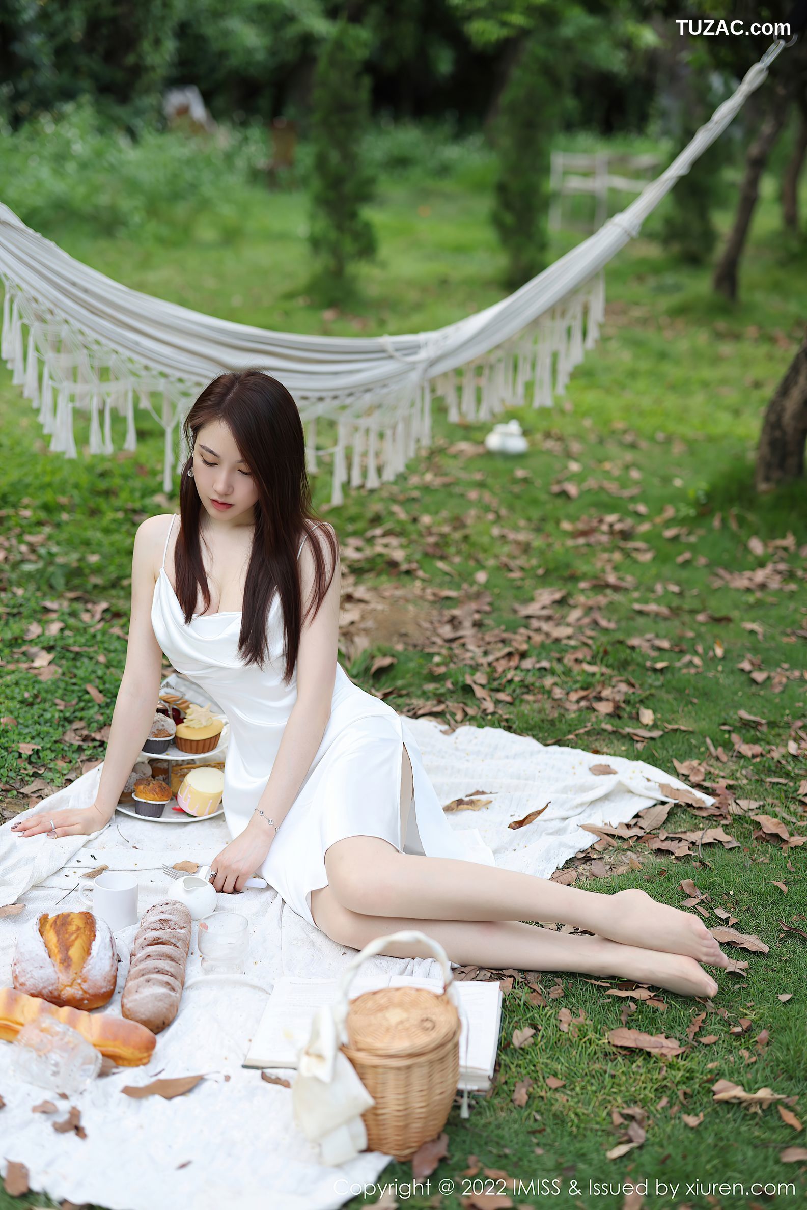 IMiss爱蜜社-682-刘奕宁-户外田园性感白色连身裙-2022.05.17