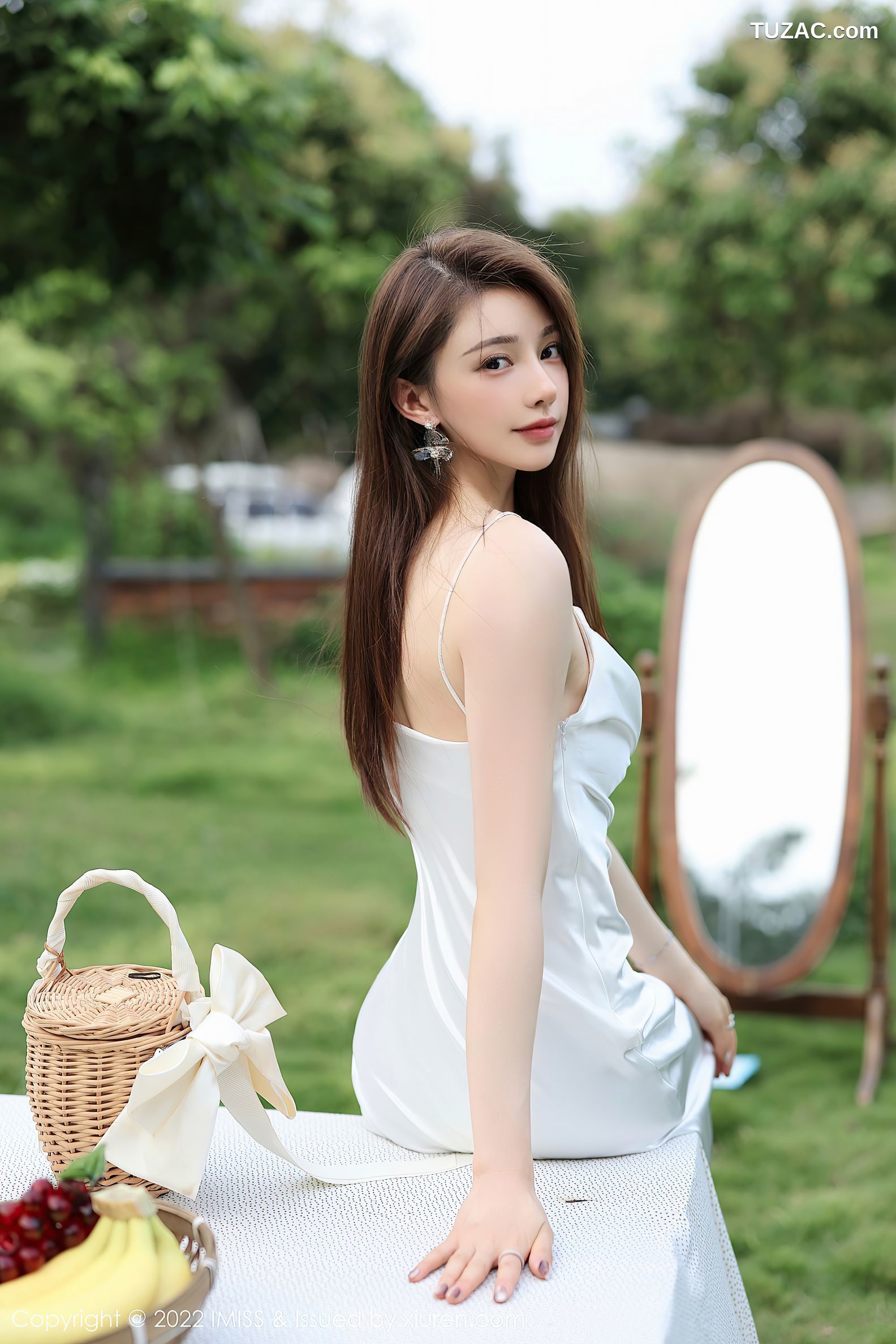 IMiss爱蜜社-682-刘奕宁-户外田园性感白色连身裙-2022.05.17