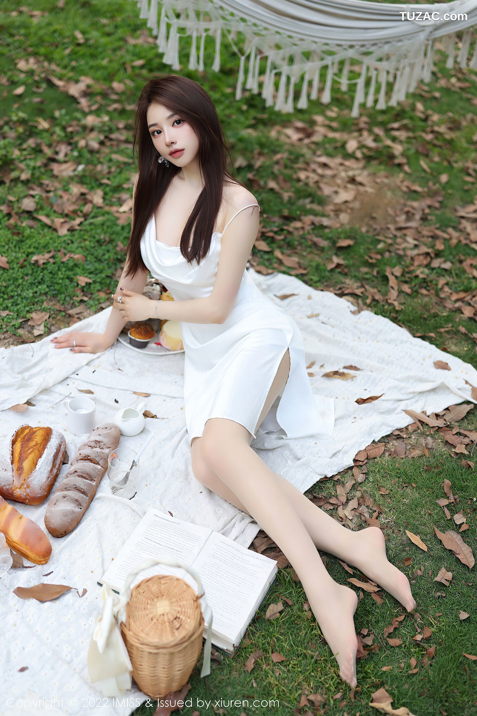 IMiss爱蜜社-682-刘奕宁-户外田园性感白色连身裙-2022.05.17