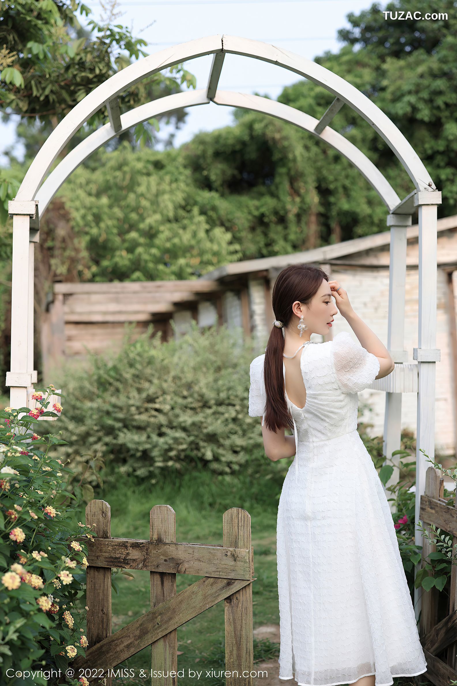 IMiss爱蜜社-682-刘奕宁-户外田园性感白色连身裙-2022.05.17